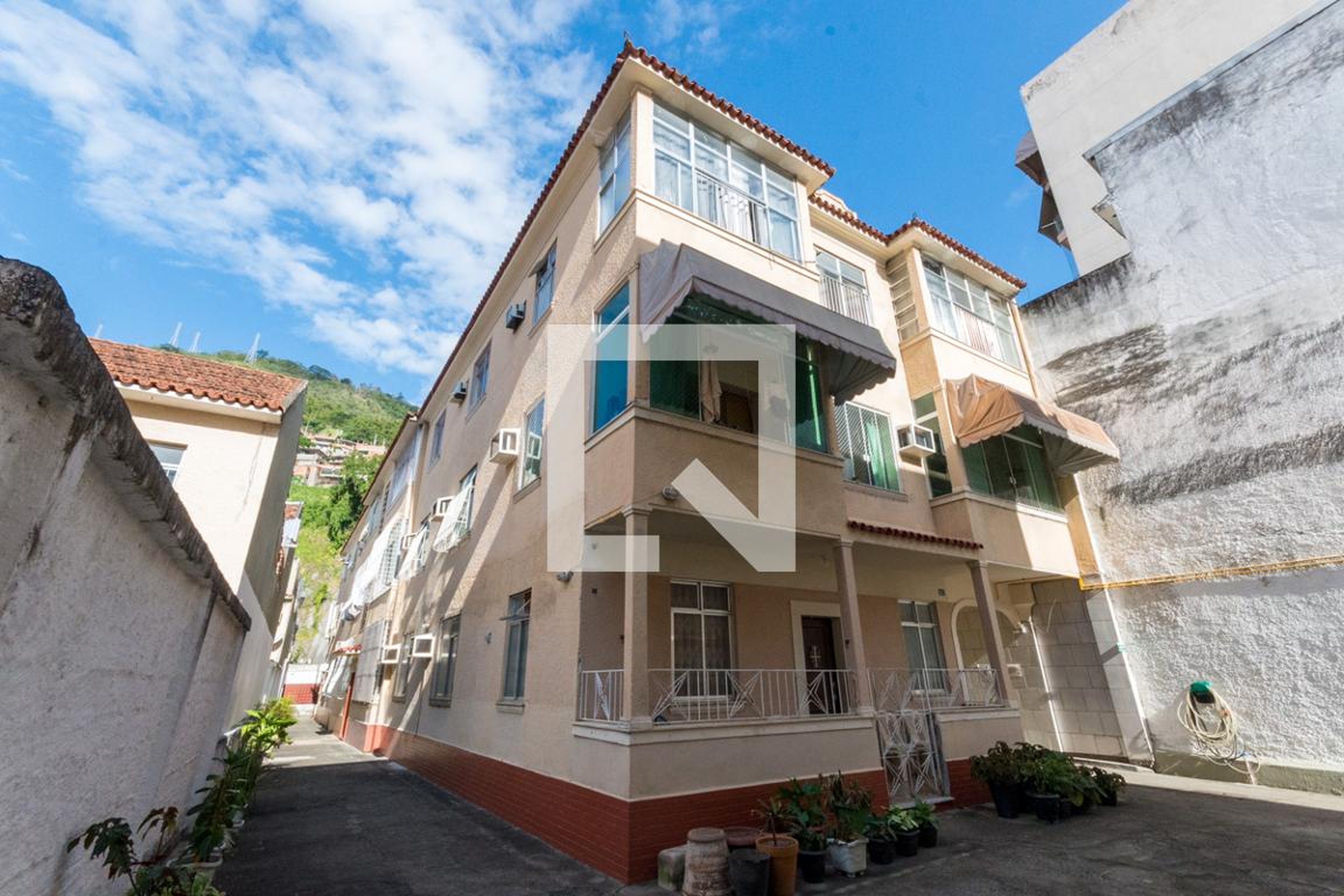 Fachada Condomínio em Rua dos Araújos, 117