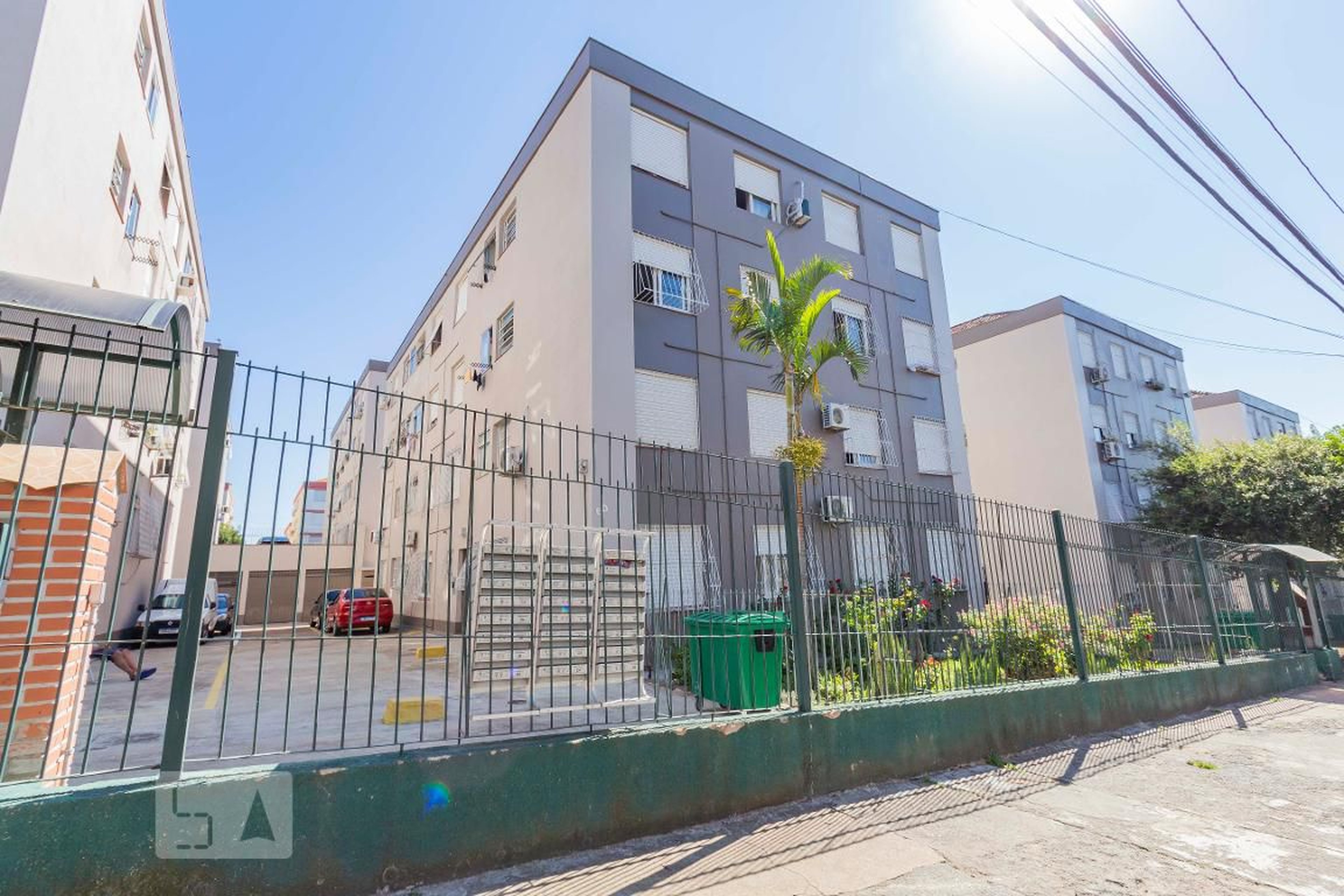 Fachada do Condomínio Condomínio em Rua Professora Amy Herve Ramires, 60