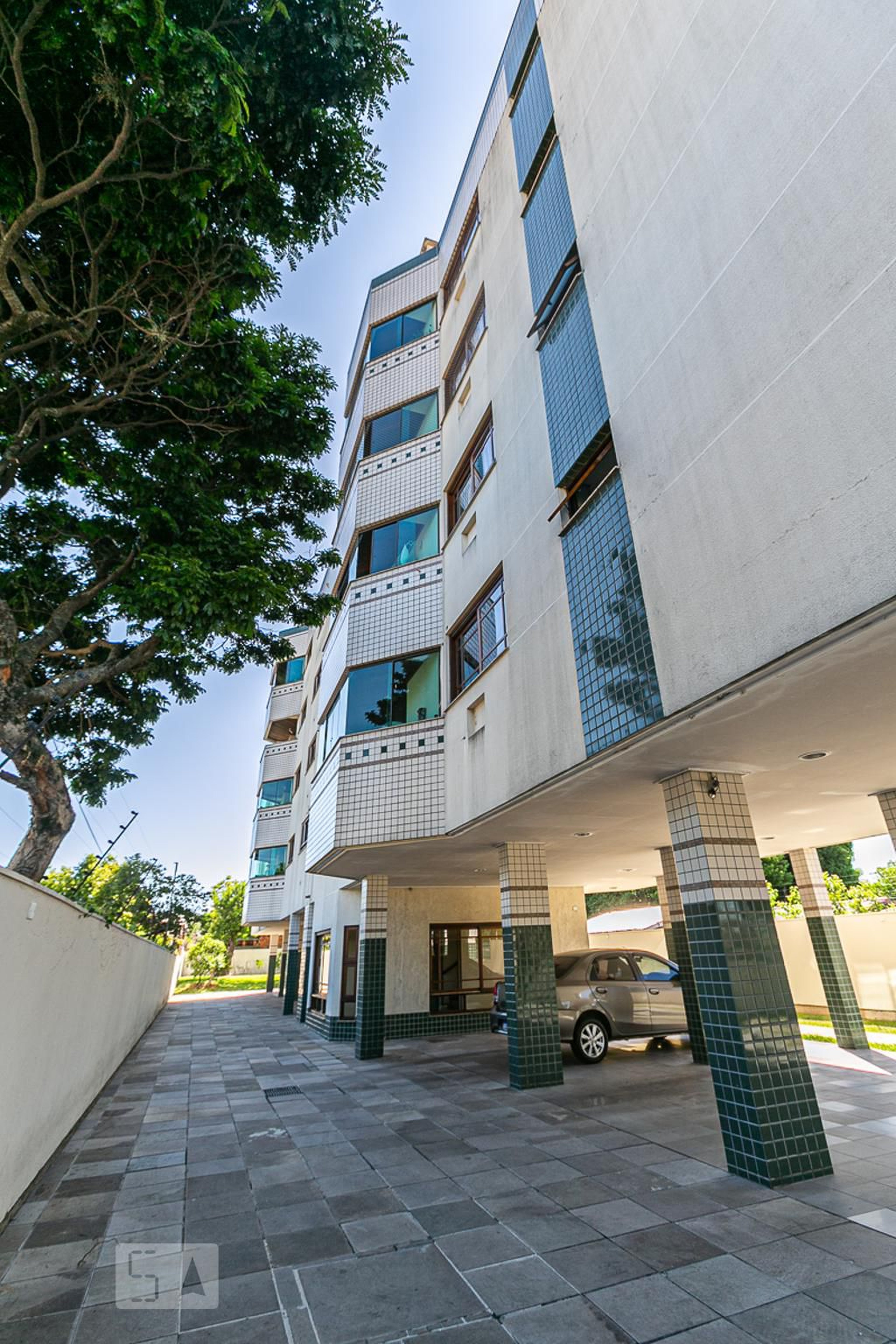 Fachada Condomínio em Rua Professor Joaquim Louzada, 77