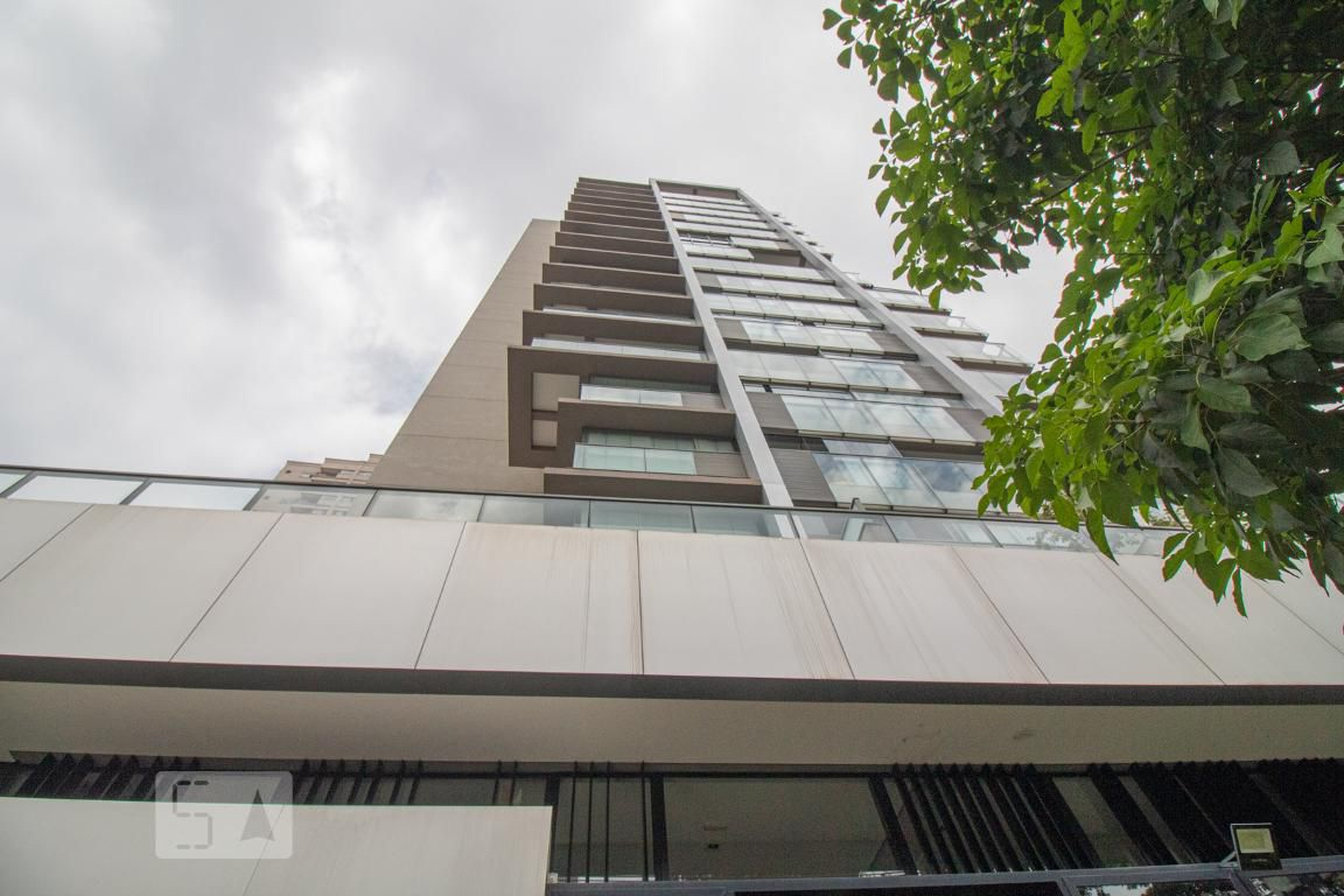 Fachada Condomínio em Rua Álvaro Rodrigues, 298