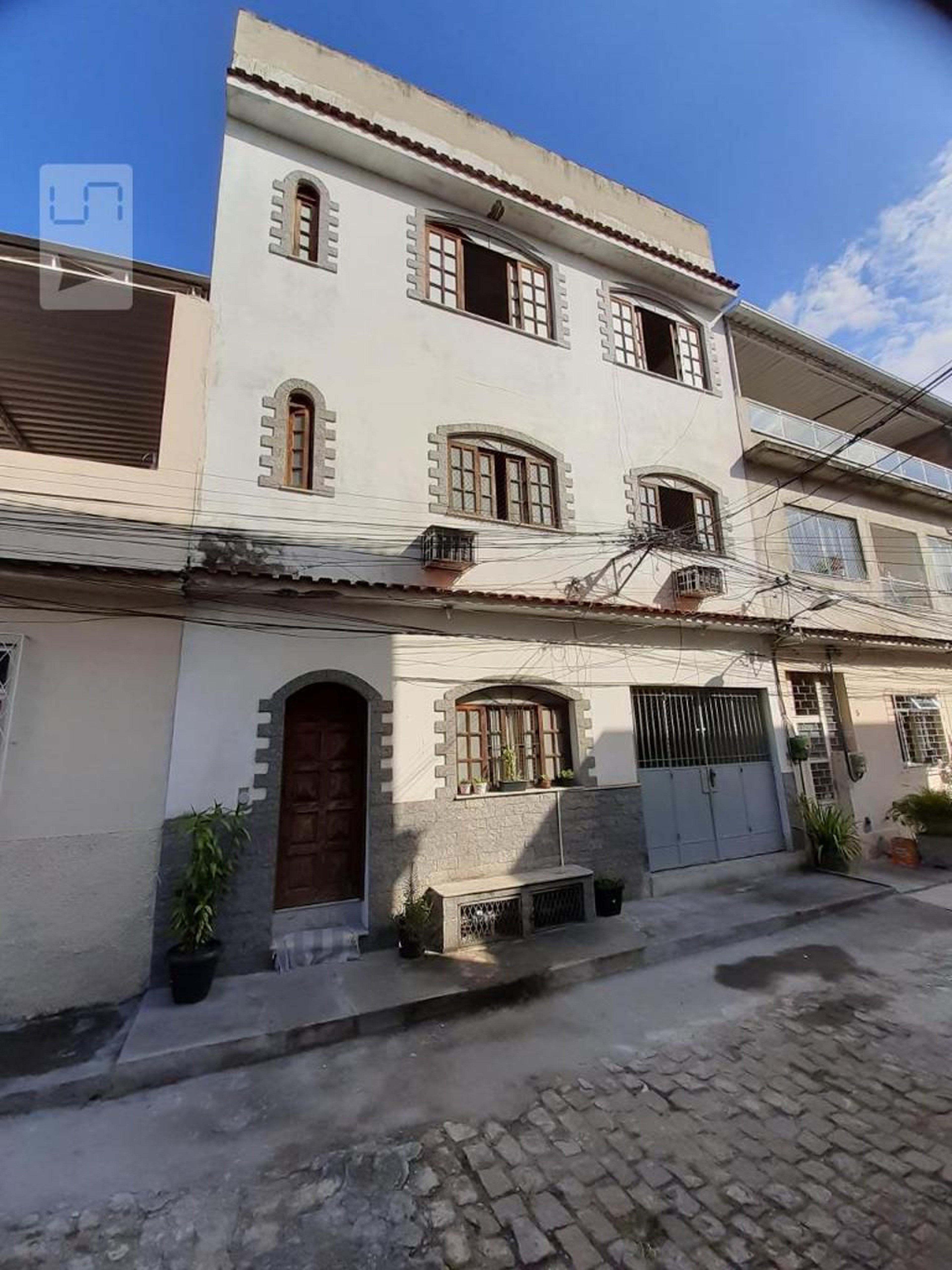 Fachada do Prédio Condomínio em Rua Compositor Silas de Oliveira, 50