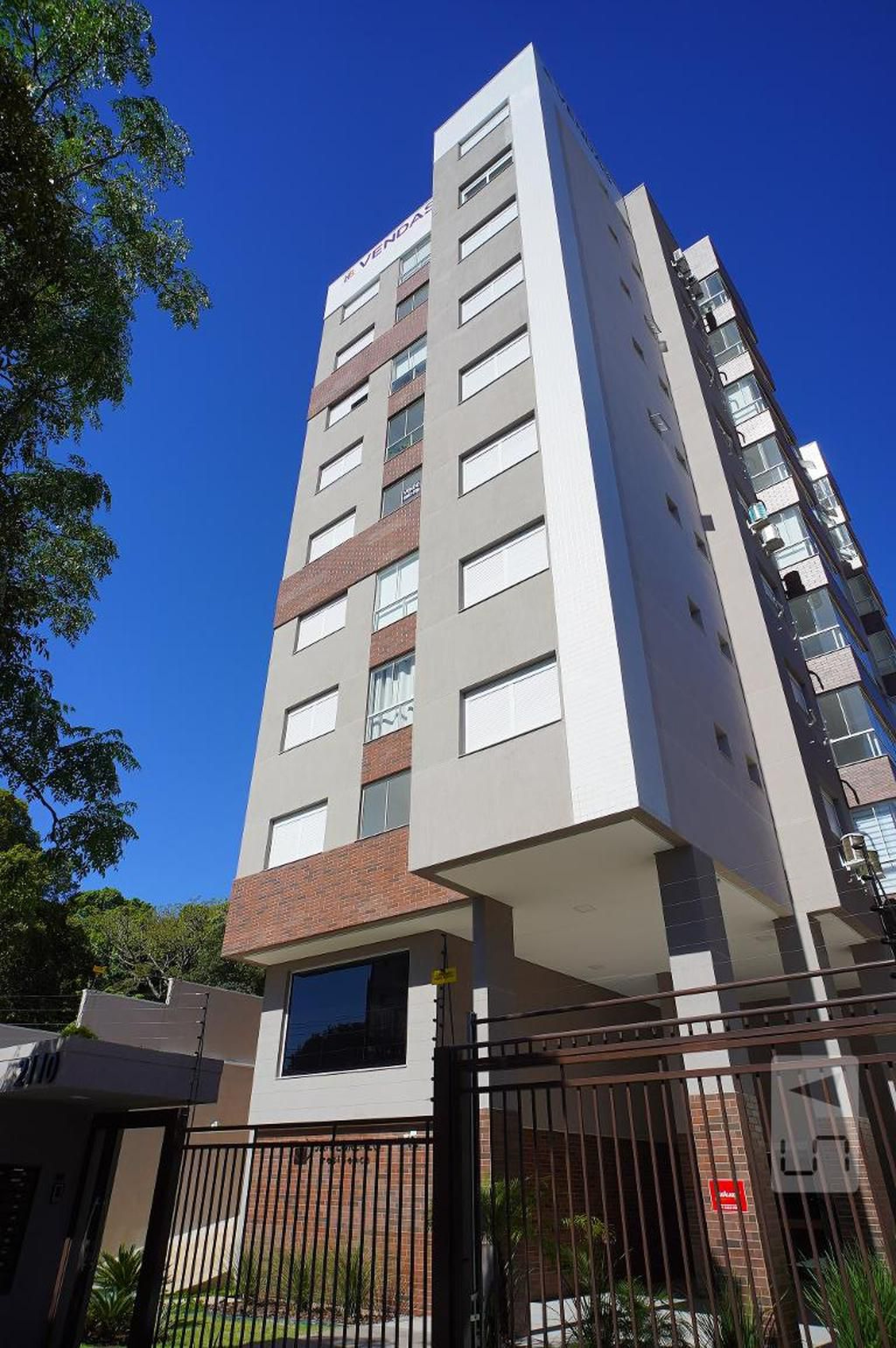 Fachada do Condomínio Condomínio em Avenida Coronel Lucas de Oliveira, 2110