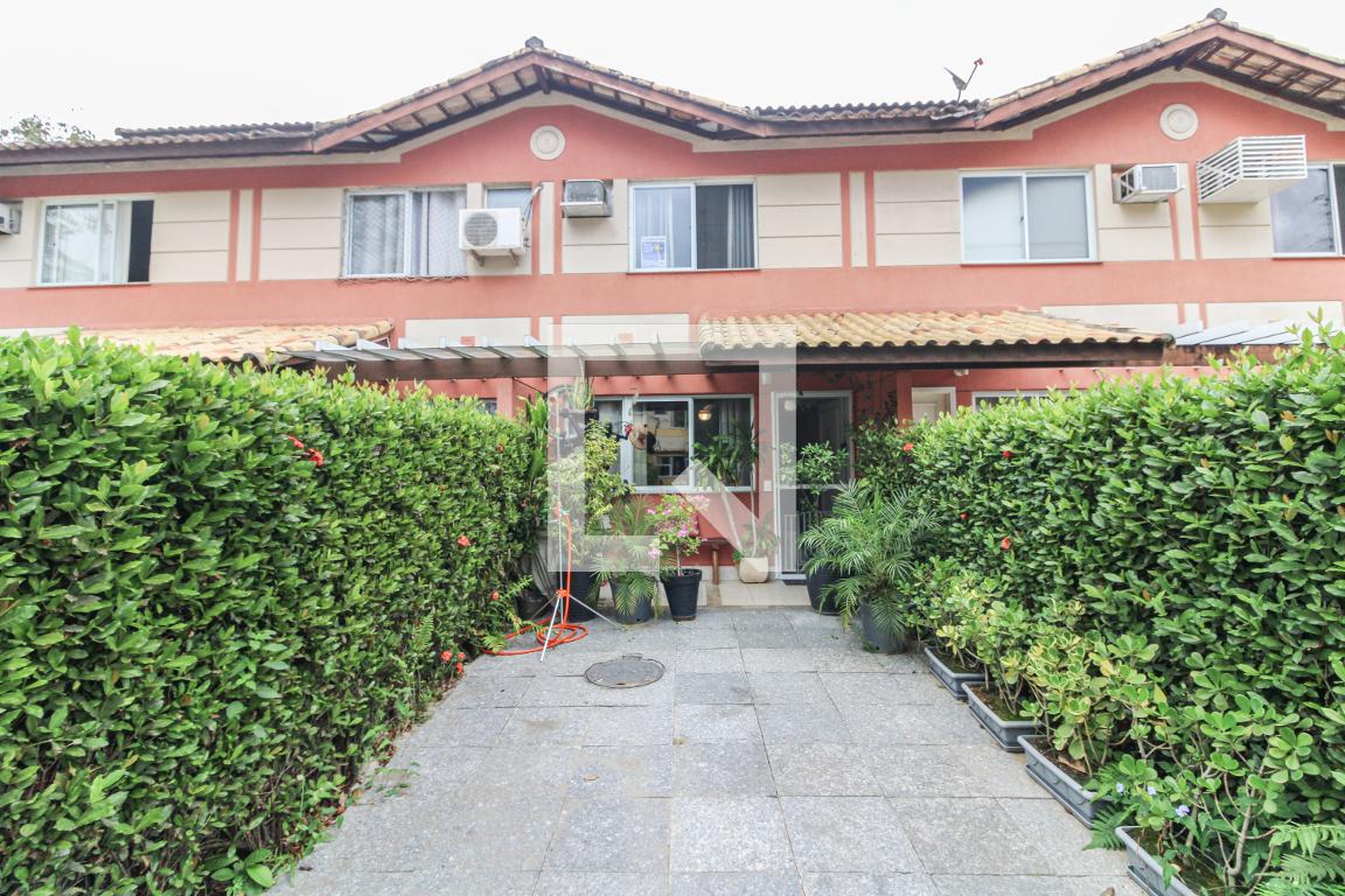 Fachada Condomínio em Estrada Vereador Alceu de Carvalho, 95