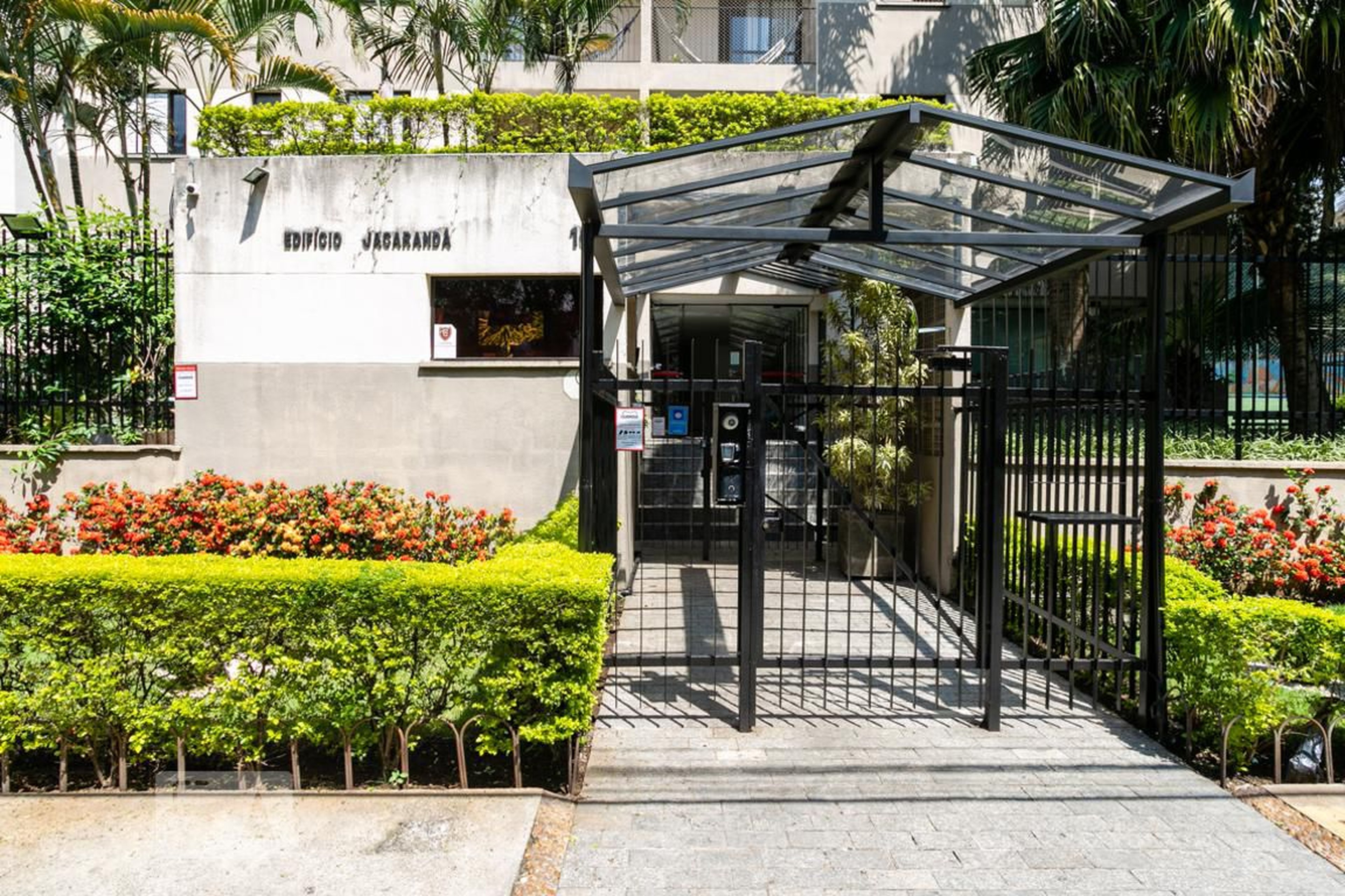 Fachada do condomínio Edifício Jacarandá