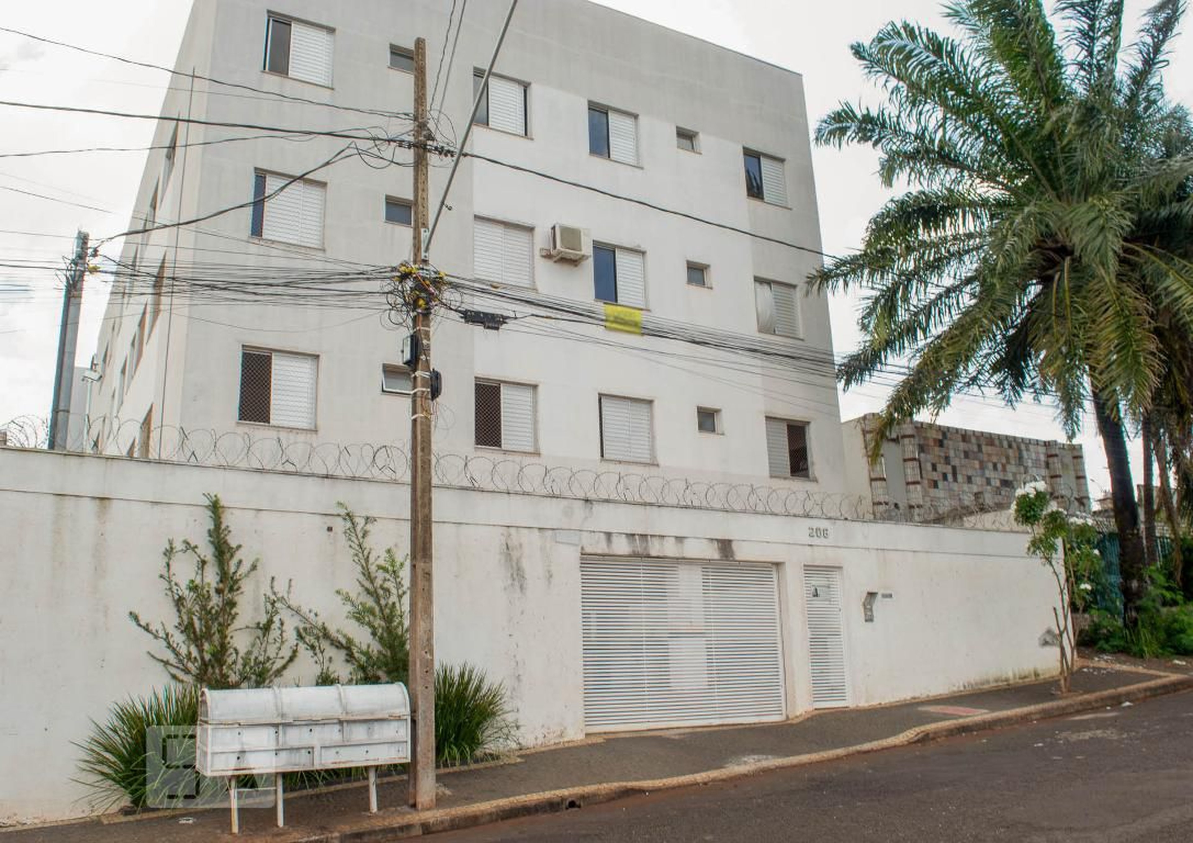 Fachada Condomínio em Rua Ônix, 92