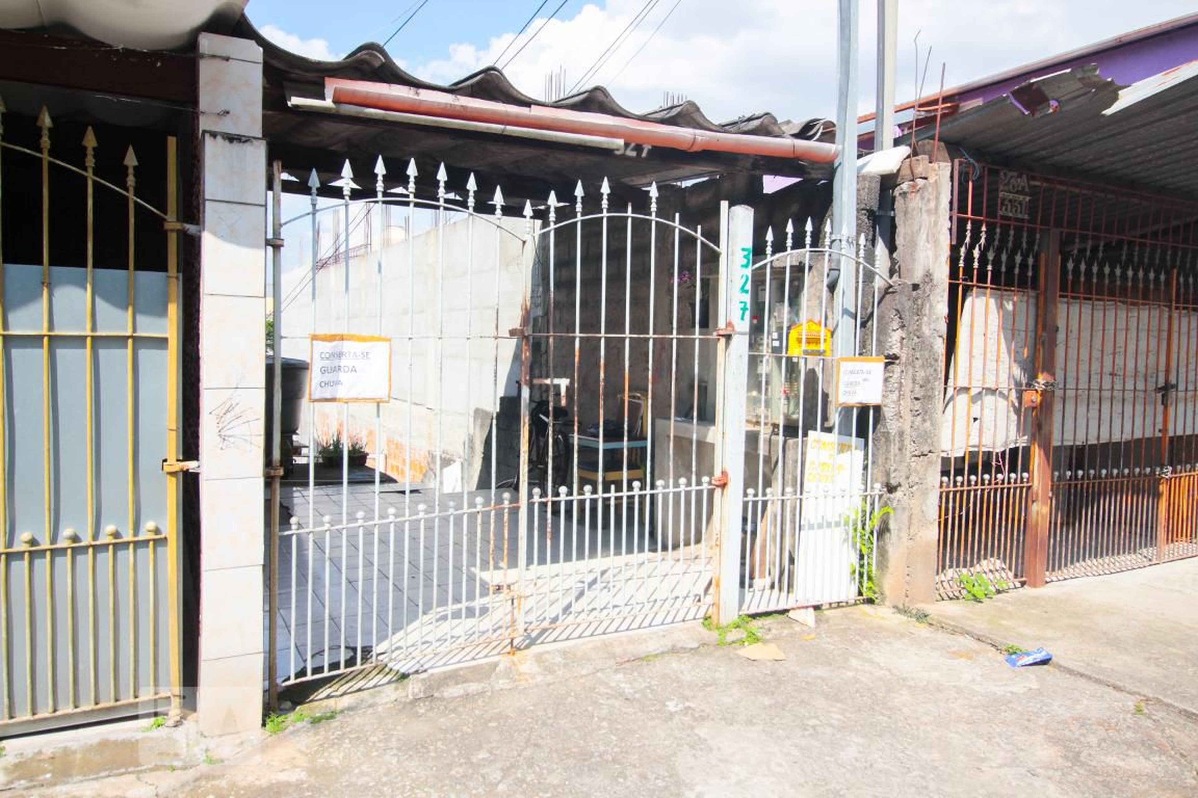 Fachada Condomínio em Rua Palmeira de Leque, 327