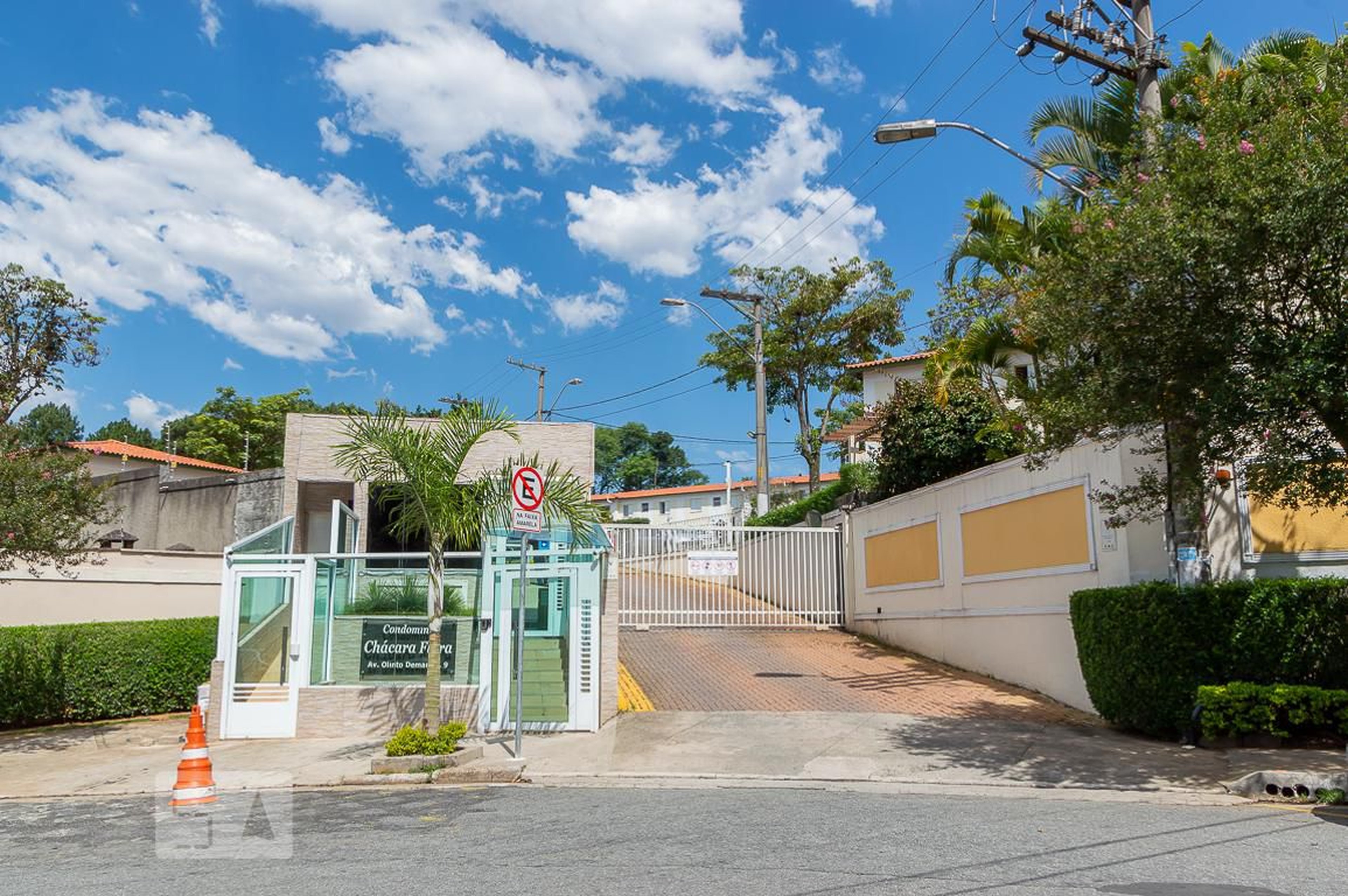 Fachada do Condomínio Condomínio Chácara Flora