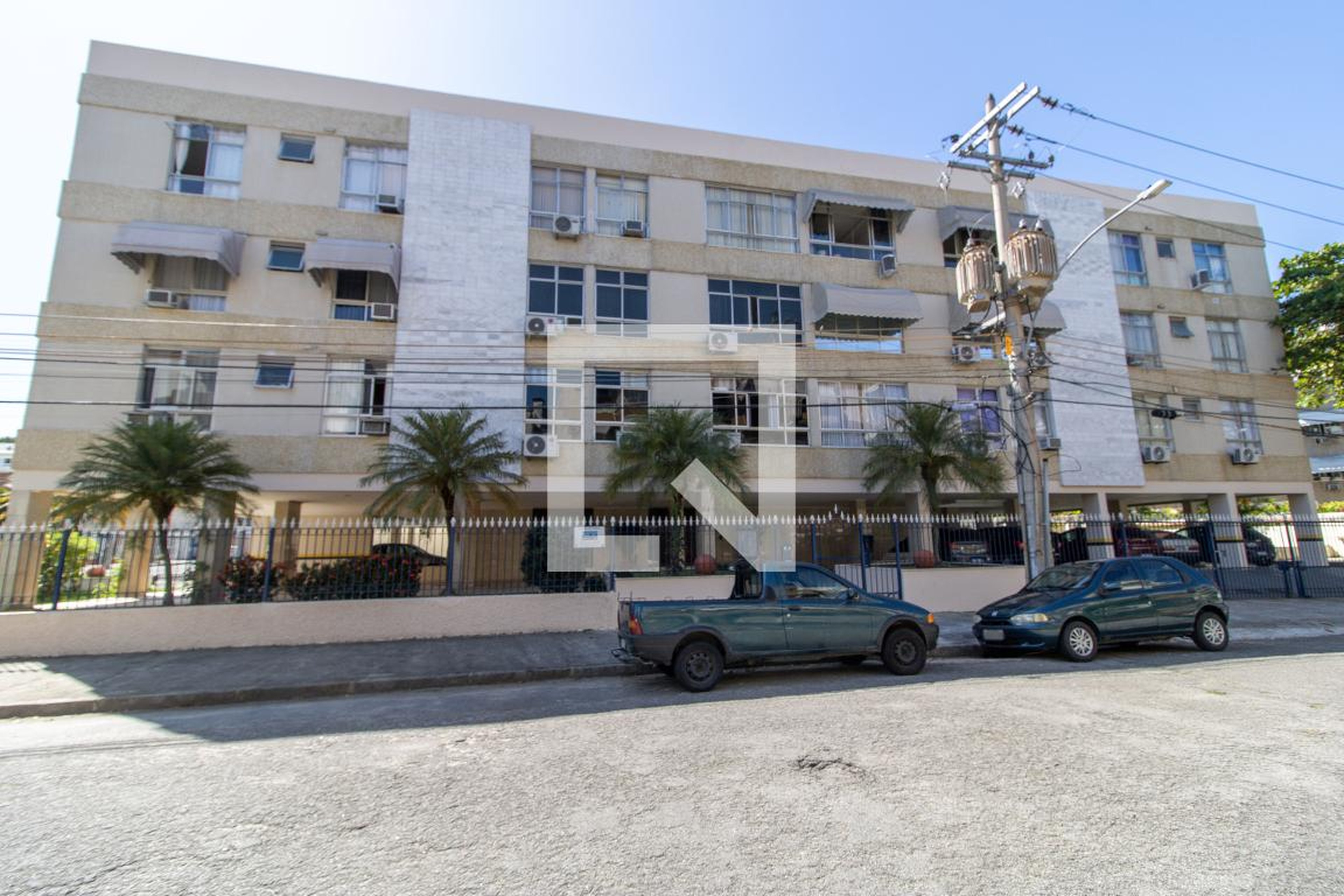 Fachada Condomínio em Rua Repouso, 241