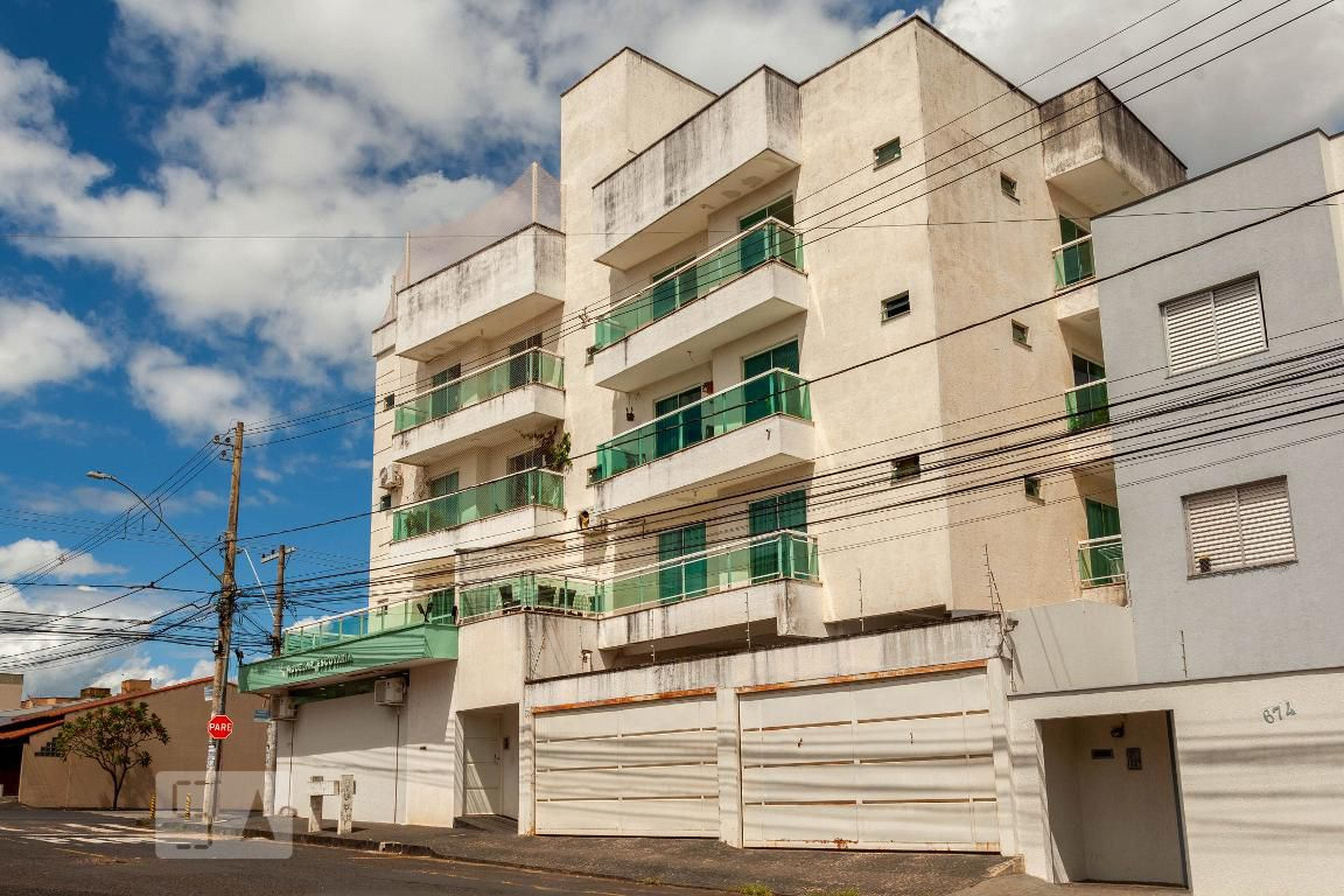 Fachada Condomínio em Rua Alberto Alves Cabral, 700