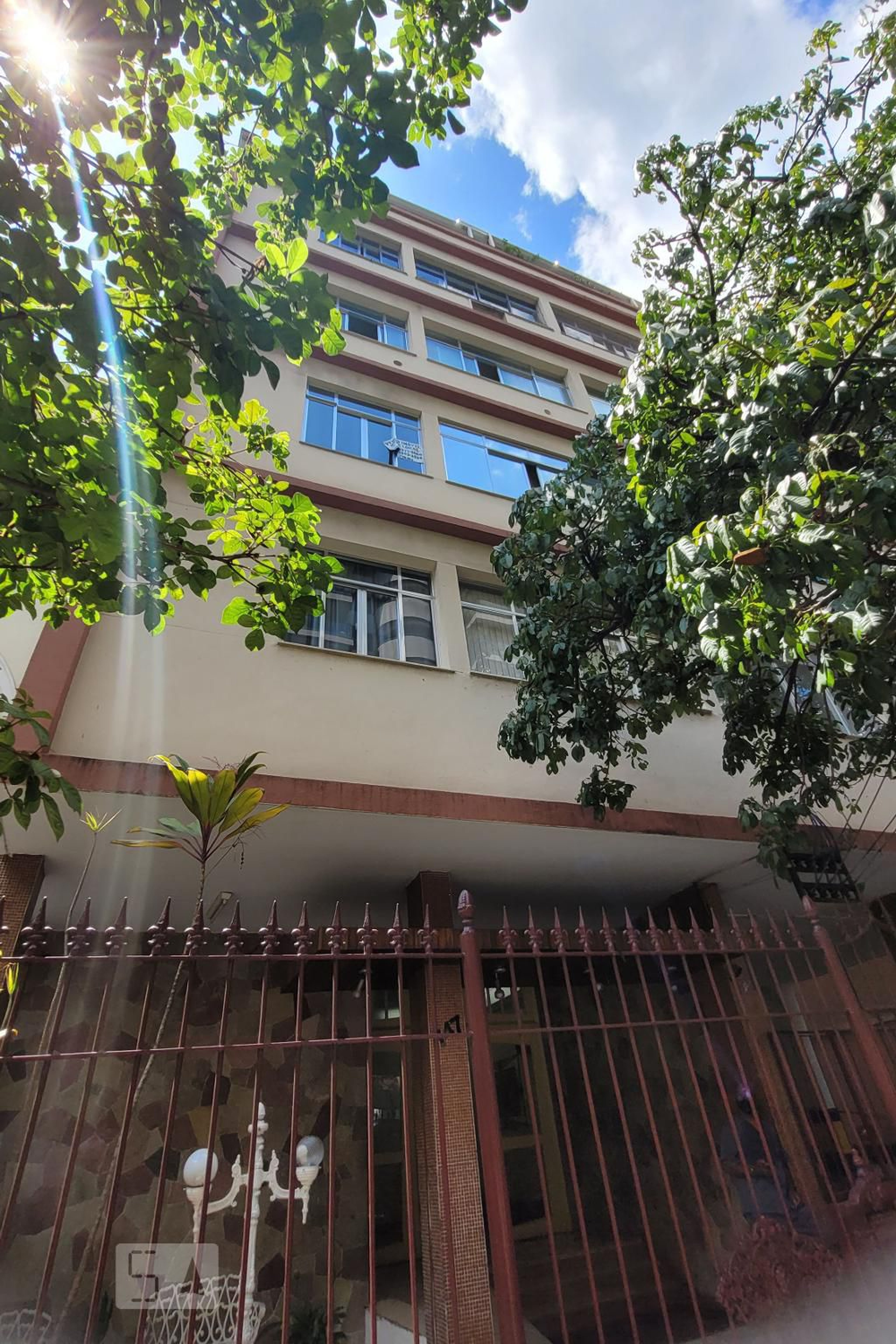 Fachada Condomínio em Rua Desembargador Izidro, 147