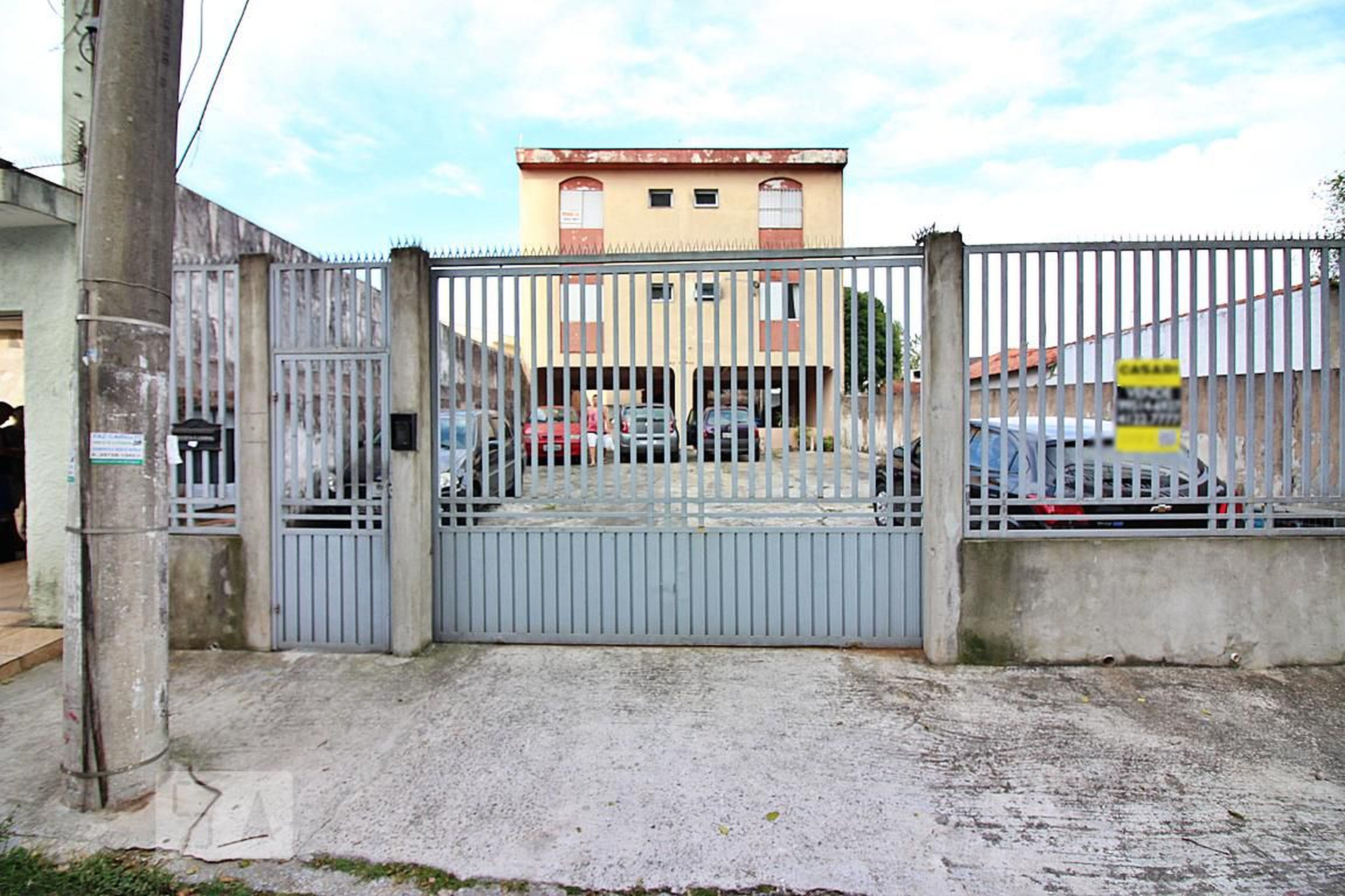 Fachada Condomínio em Rua Ari Barroso, 13