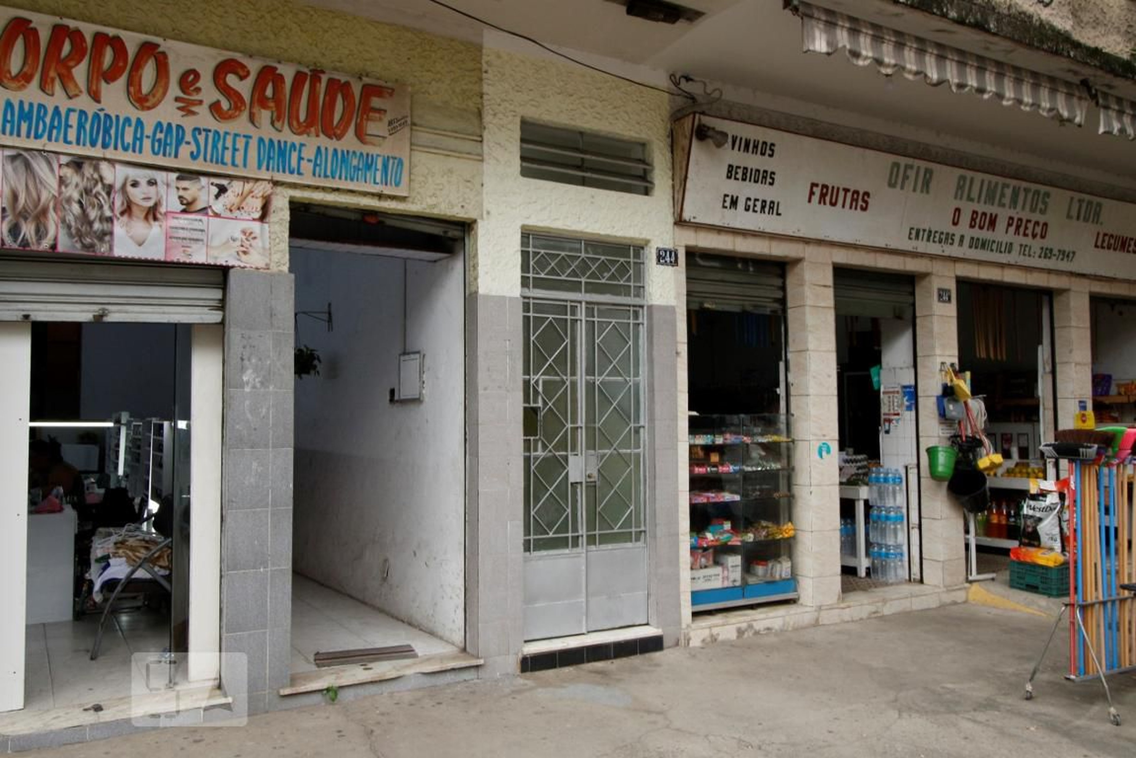 Fachada Condomínio em Rua Torres de Oliveira, 244