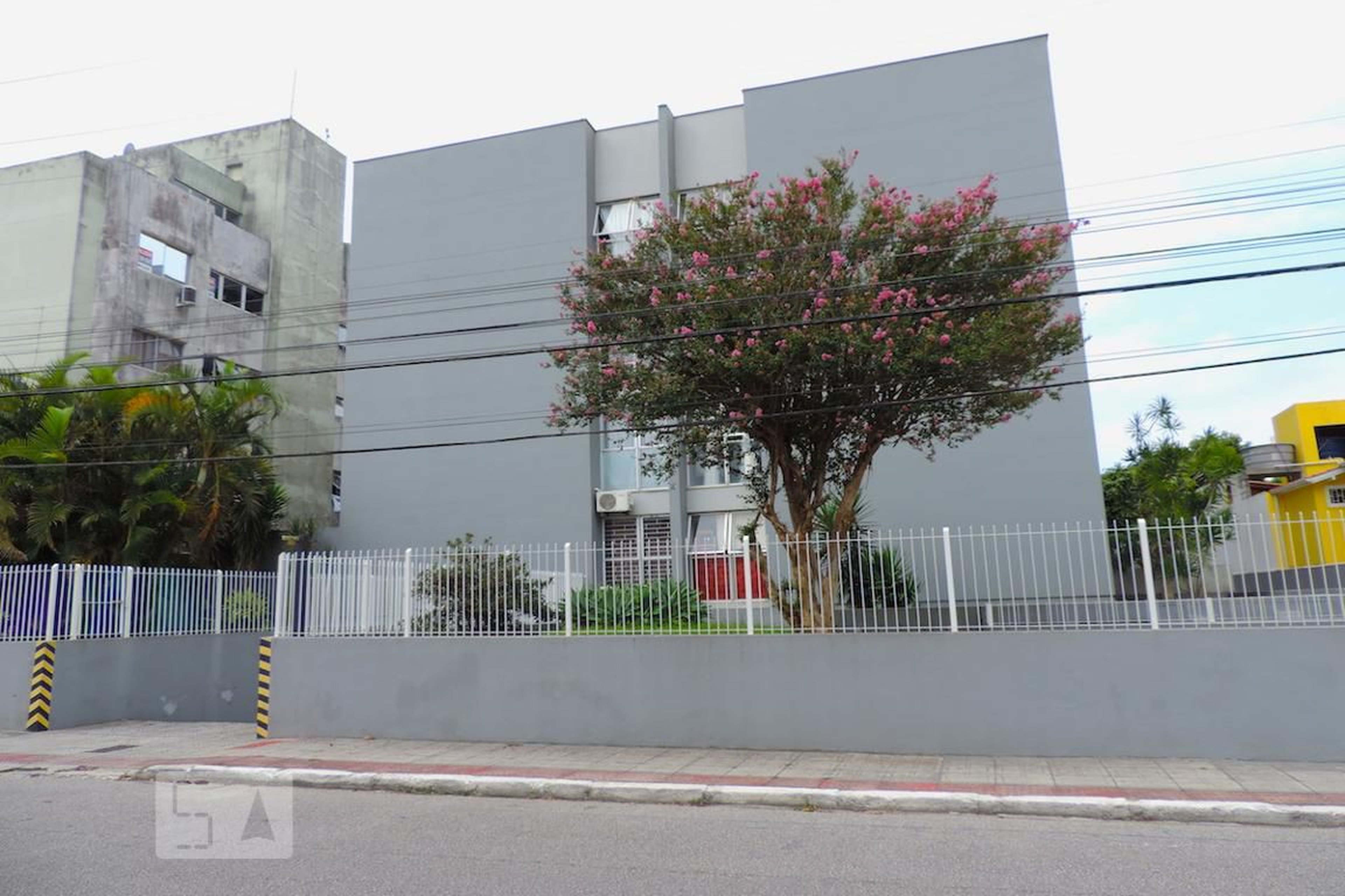 Fachada Condomínio em Rua Doutor Abel Capela, 565