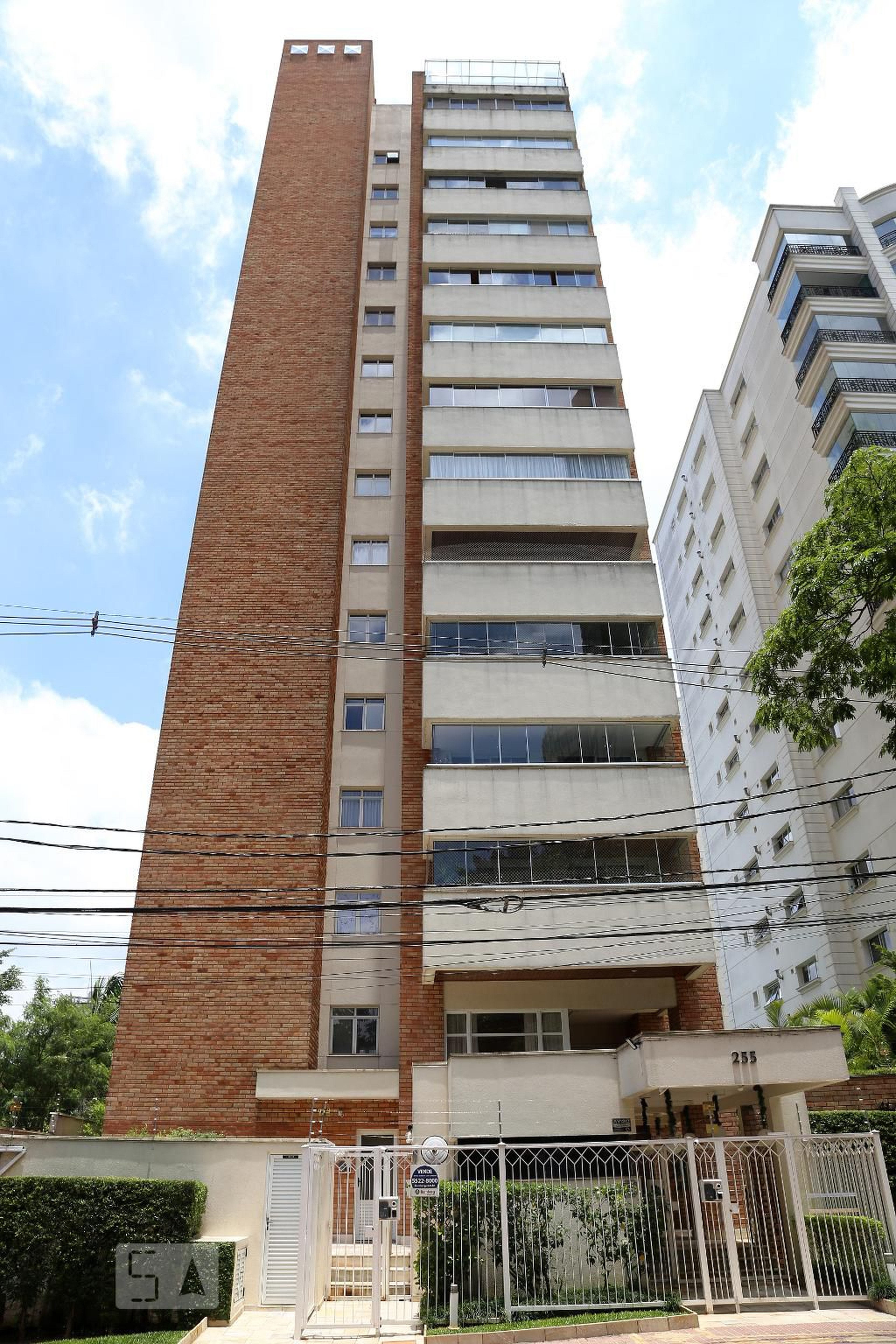Fachada do Condomínio Condomínio Les Alpes