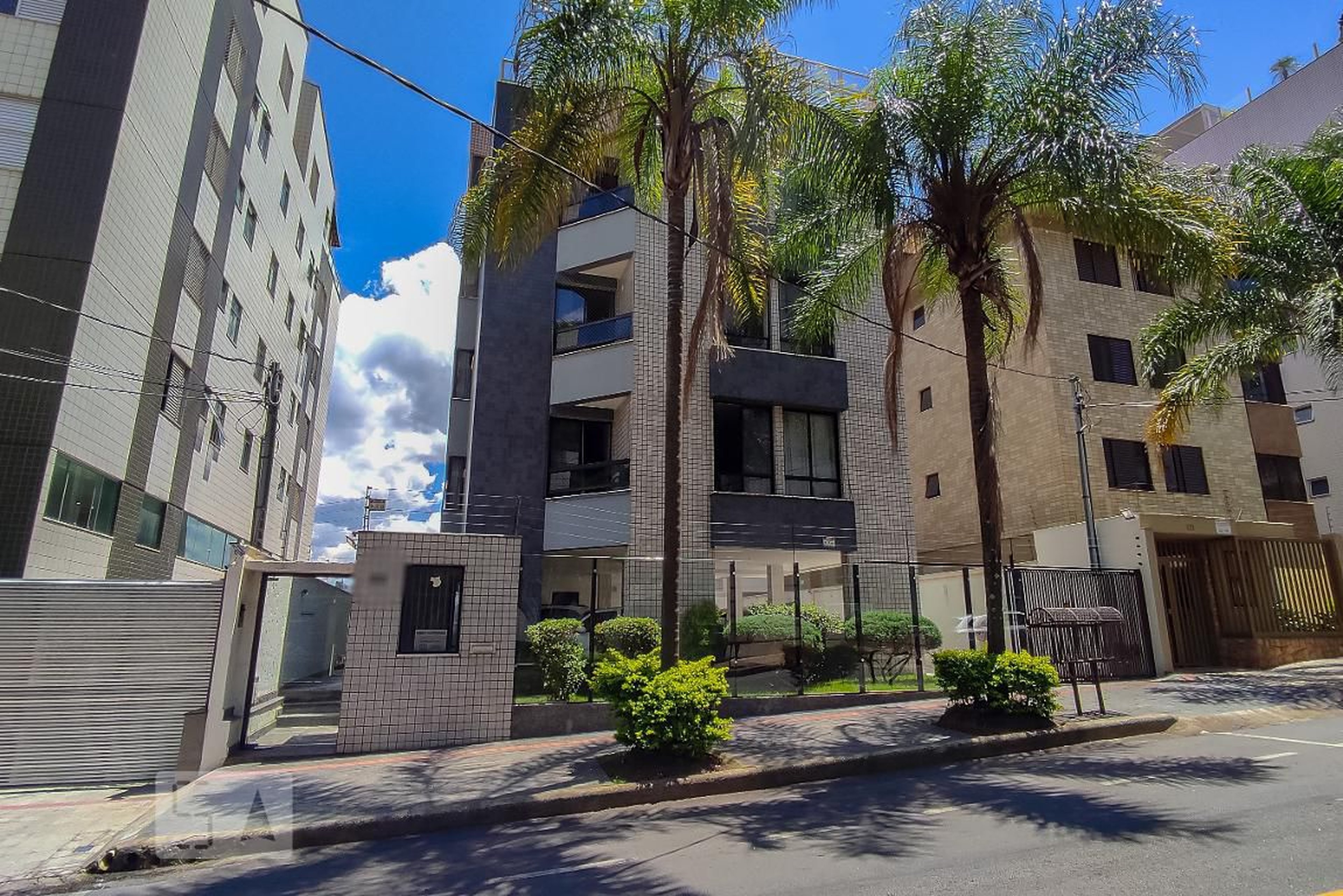 Fachada Condomínio em Rua Marco Aurélio de Miranda, 159