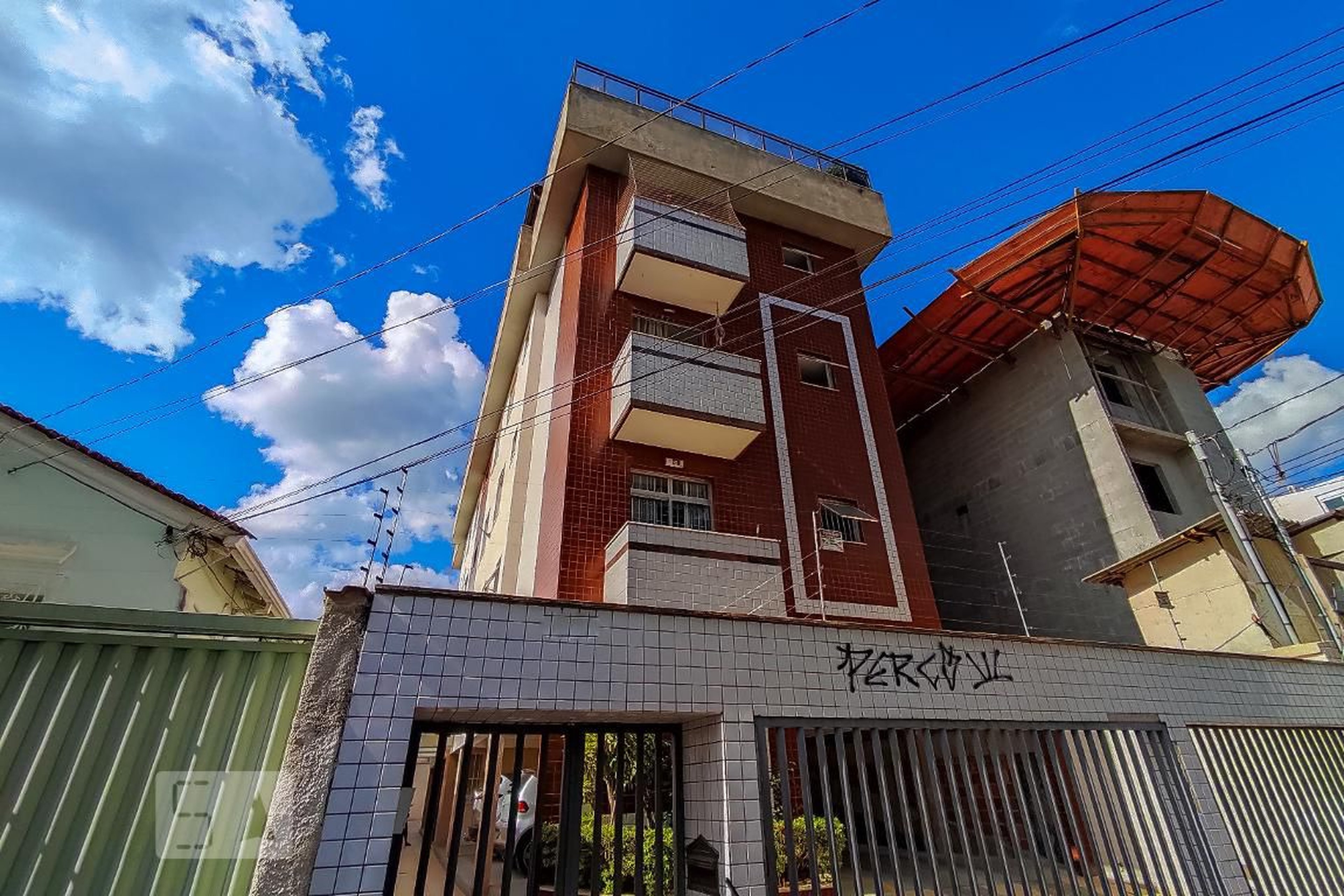 Fachada Condomínio em Rua Célia de Souza, 339