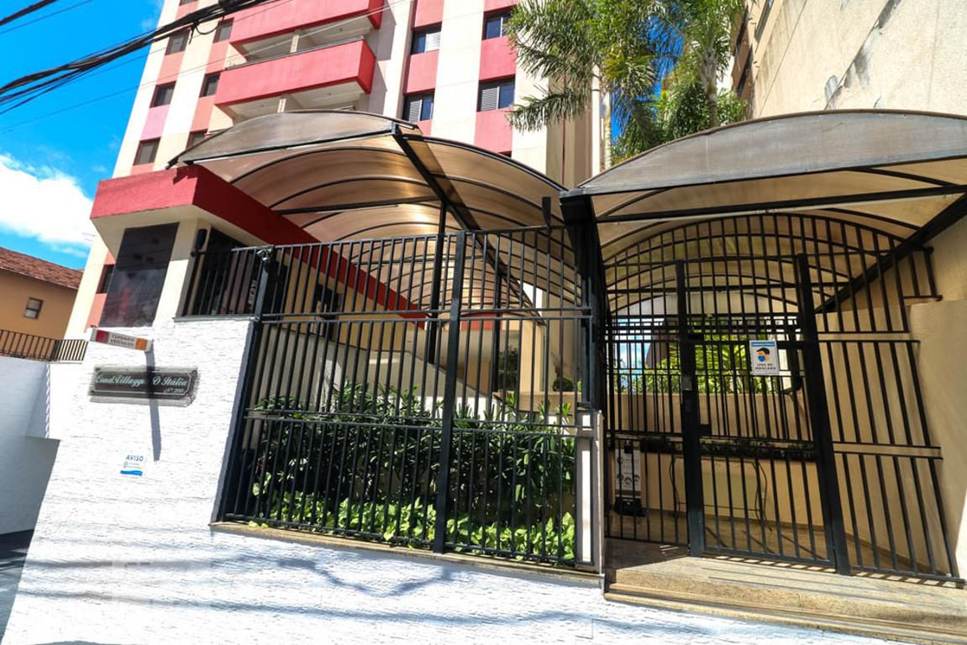 Fachada Condomínio em Rua Ouro Preto, 300