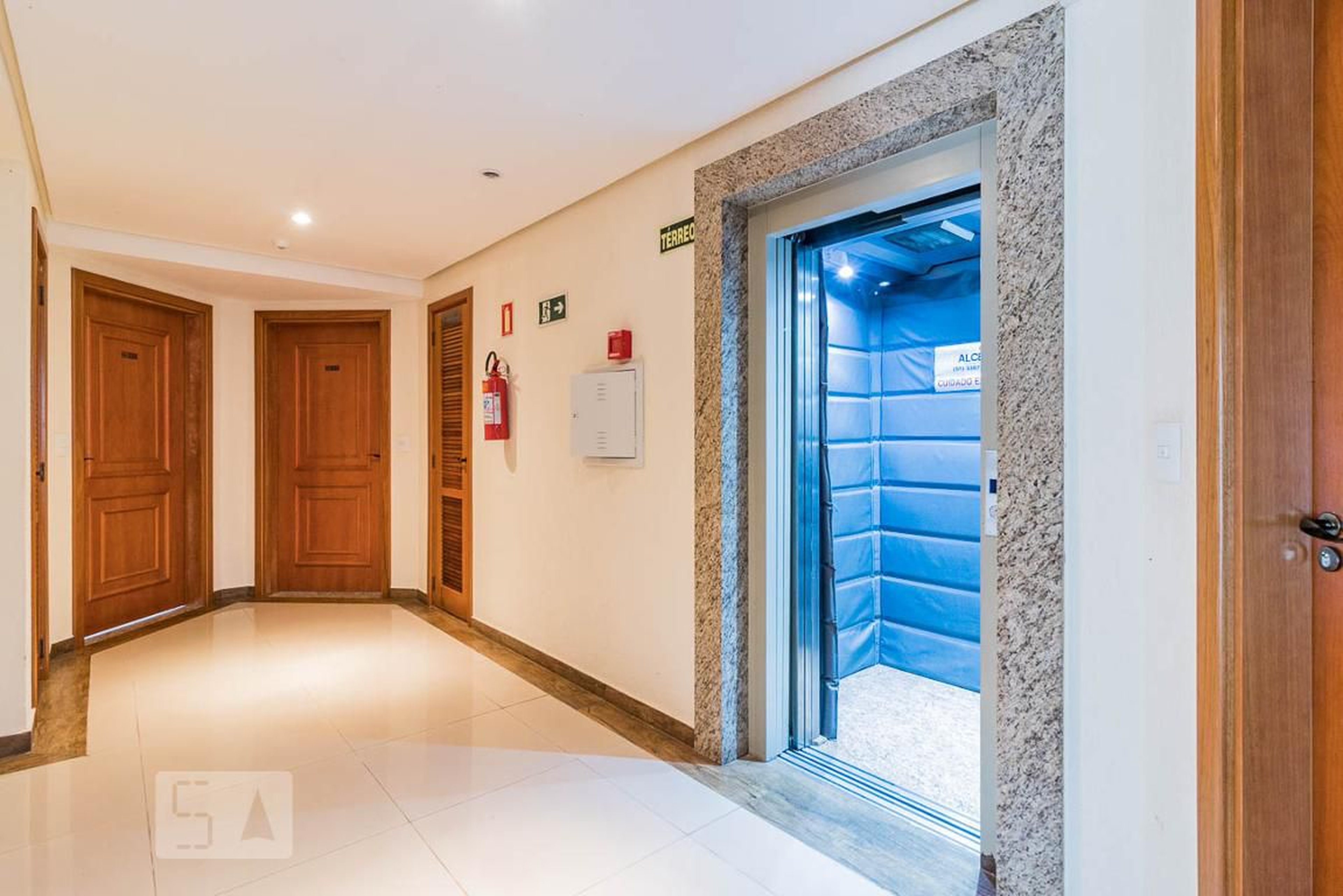 Hall social Condomínio em Avenida da Cavalhada, 230