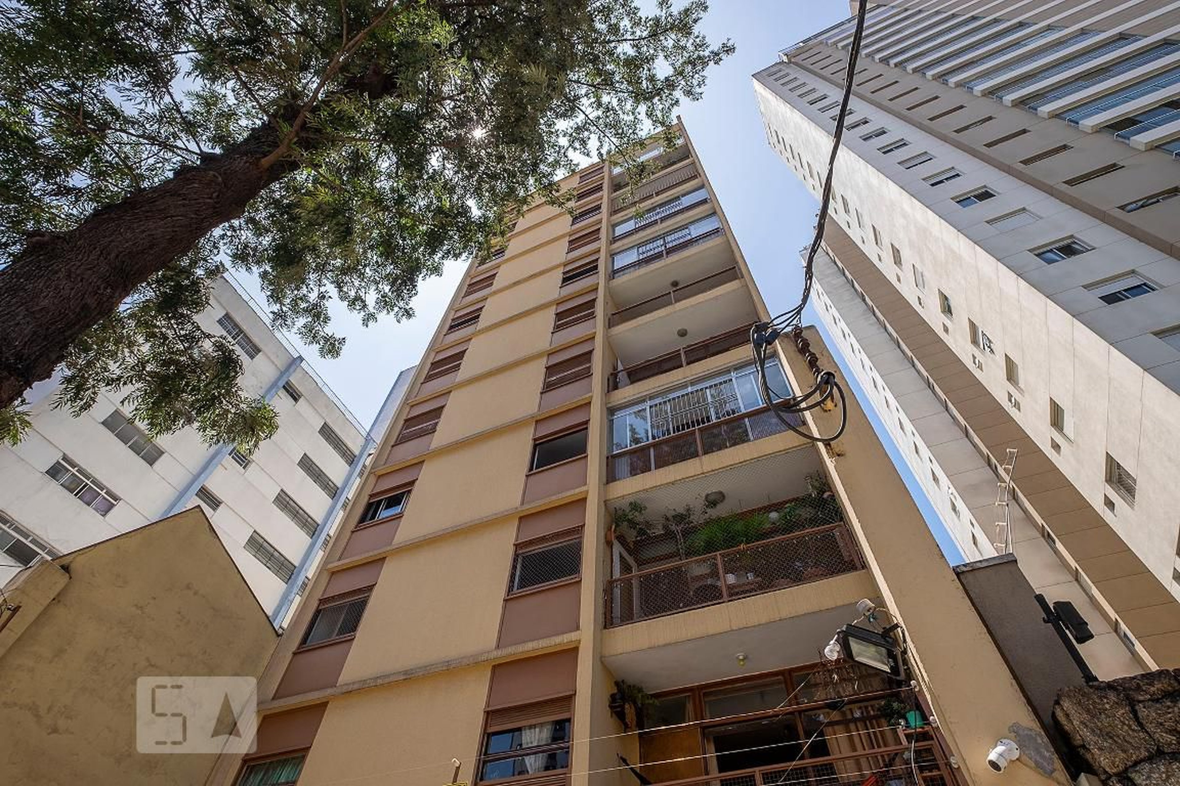 Fachada Condomínio em Rua Mourato Coelho, 732