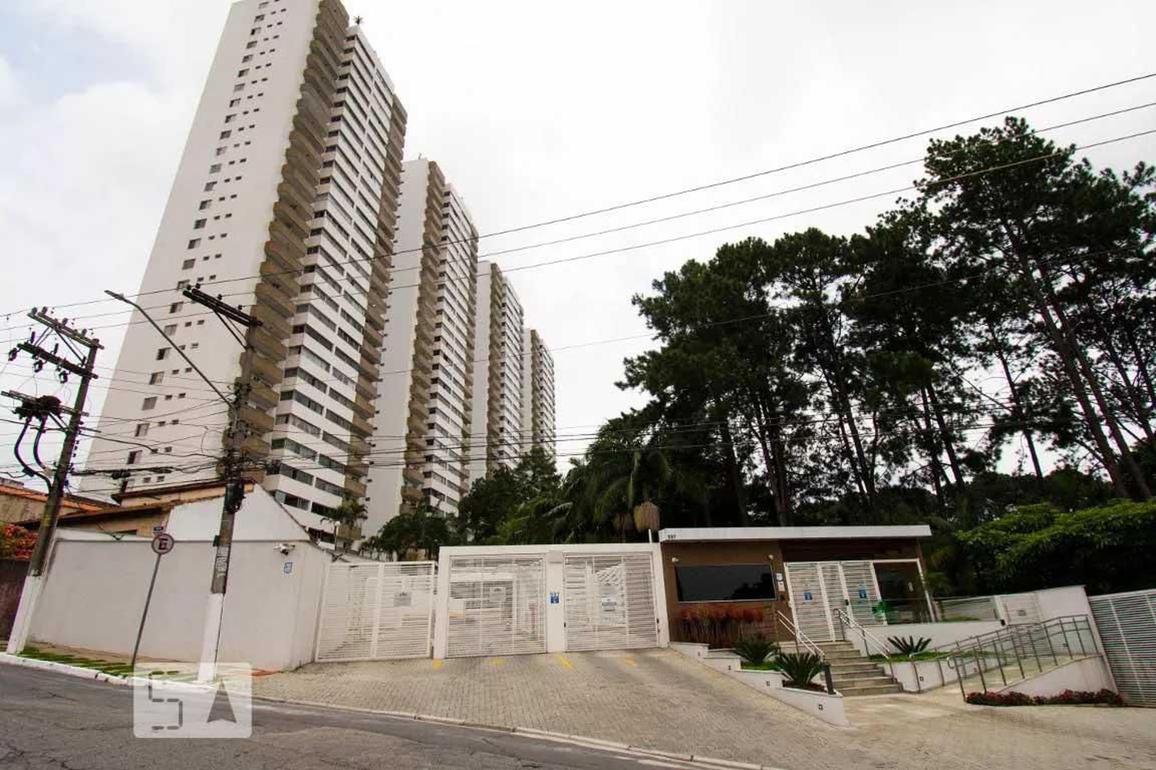 Fachada Condomínio em Rua Cambuci do Vale, 594