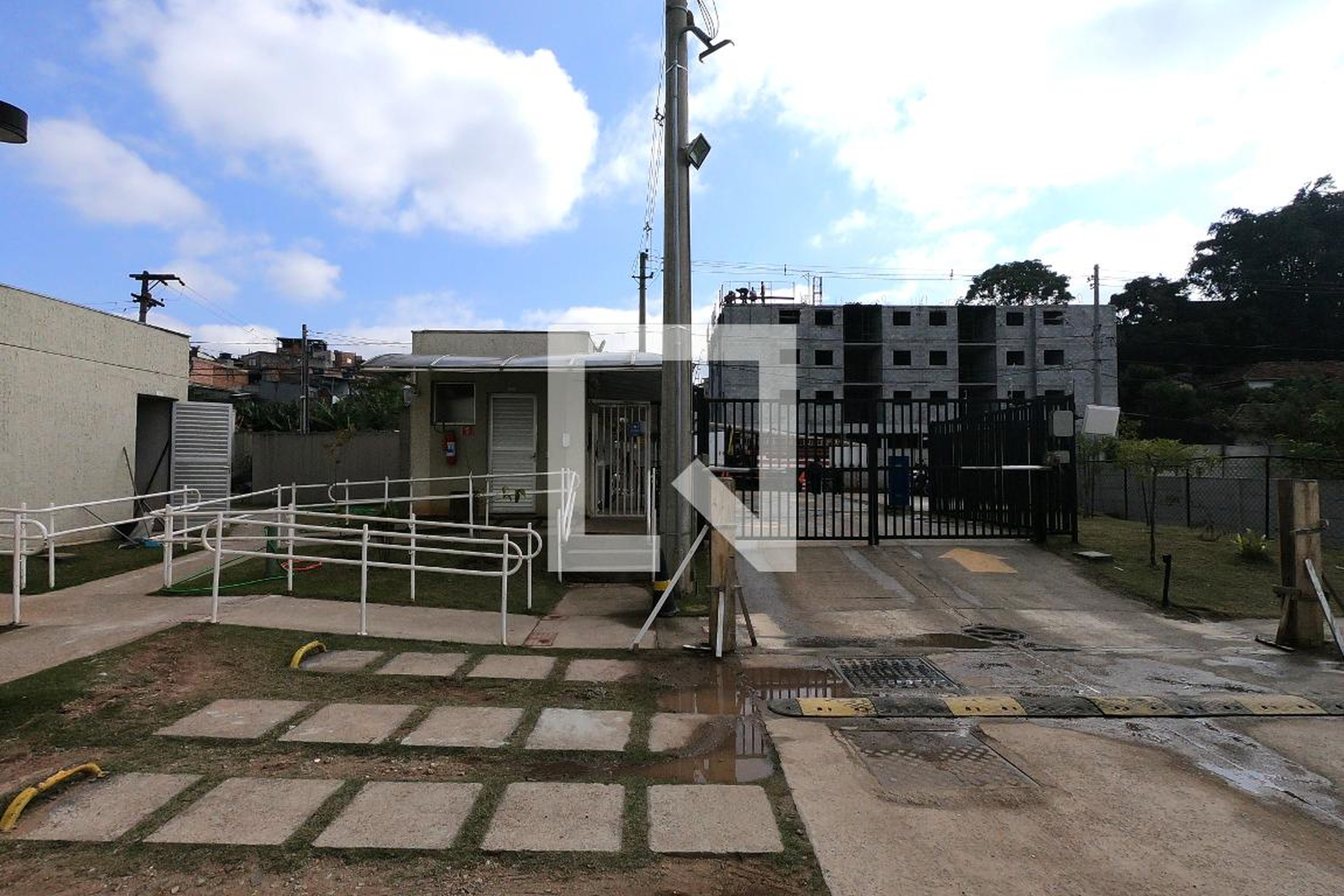 Entrada Condomínio em Rua Turvolandia, 645