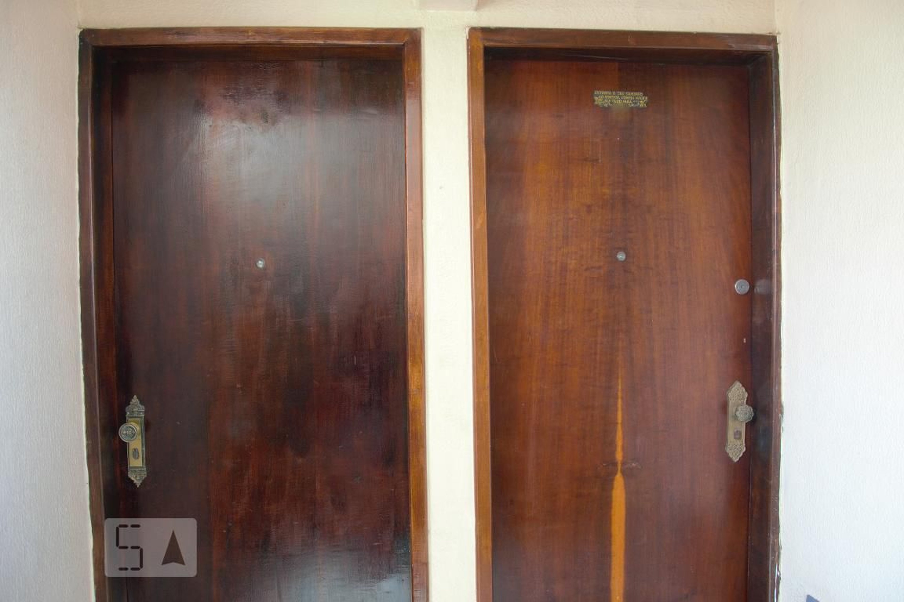 Entrada Condomínio em Rua Presidente Dutra, 193