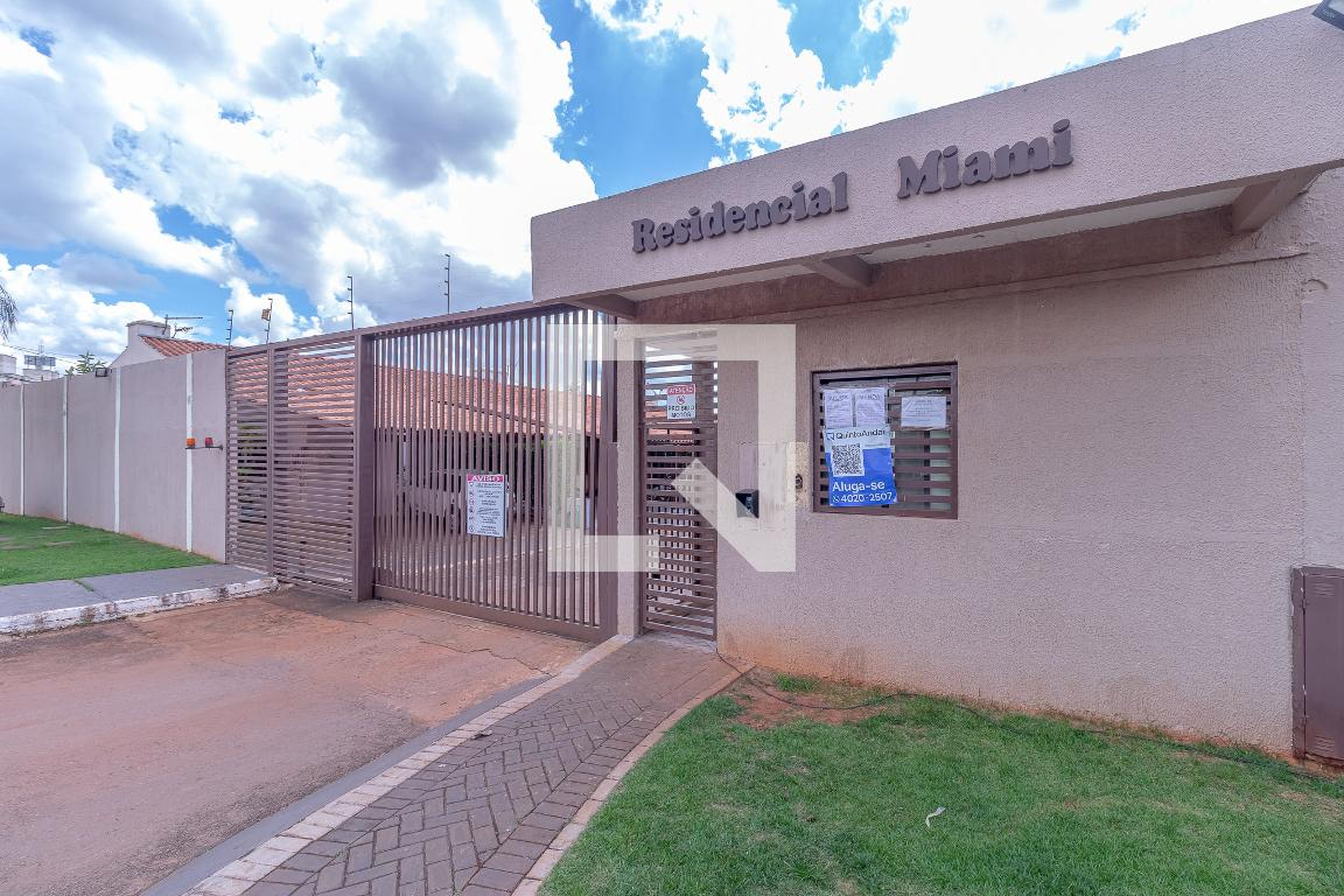 Fachada do Condomínio Condomínio Miami