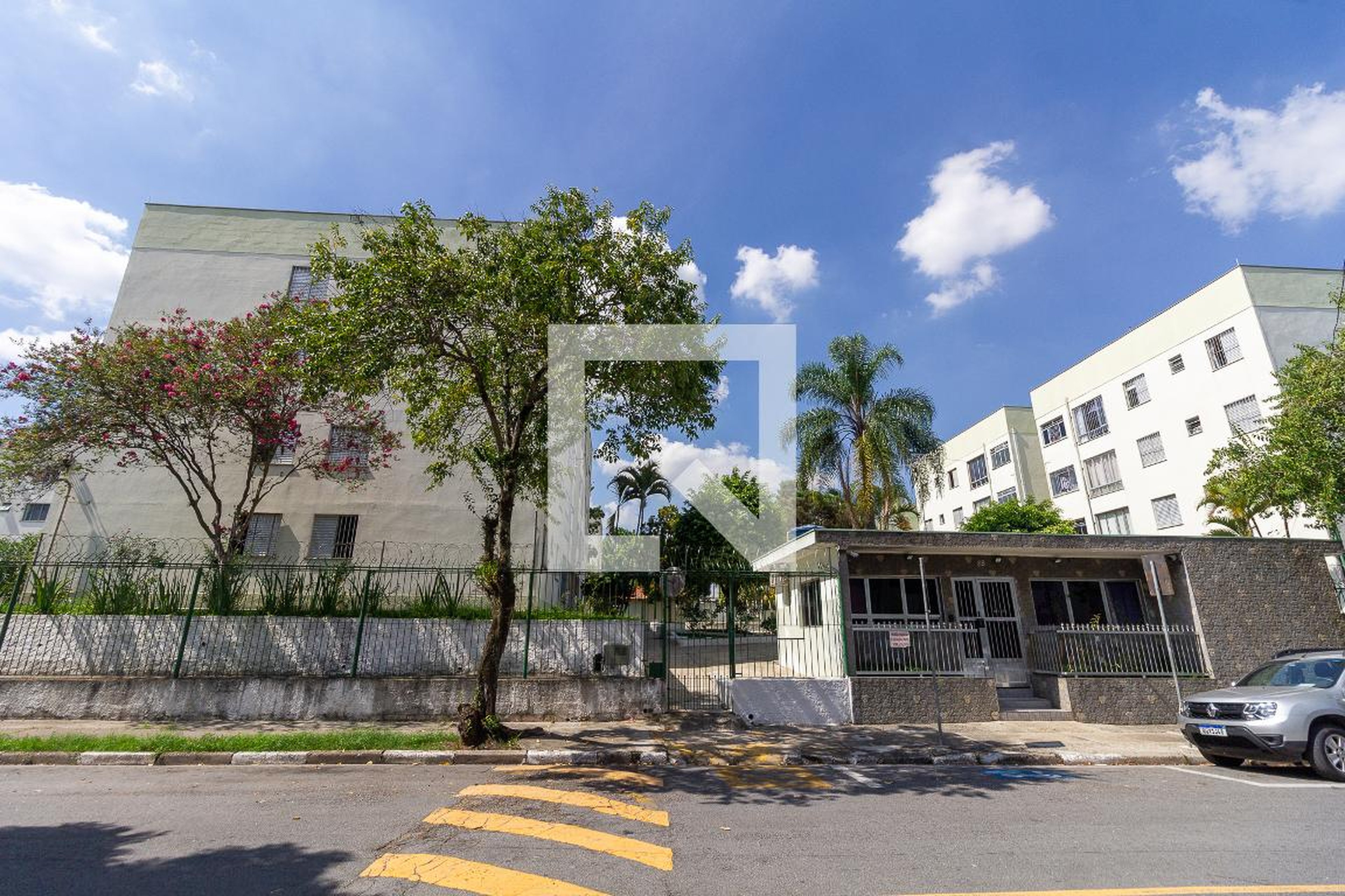 Fachada Condomínio em Rua Laranjeira, 423