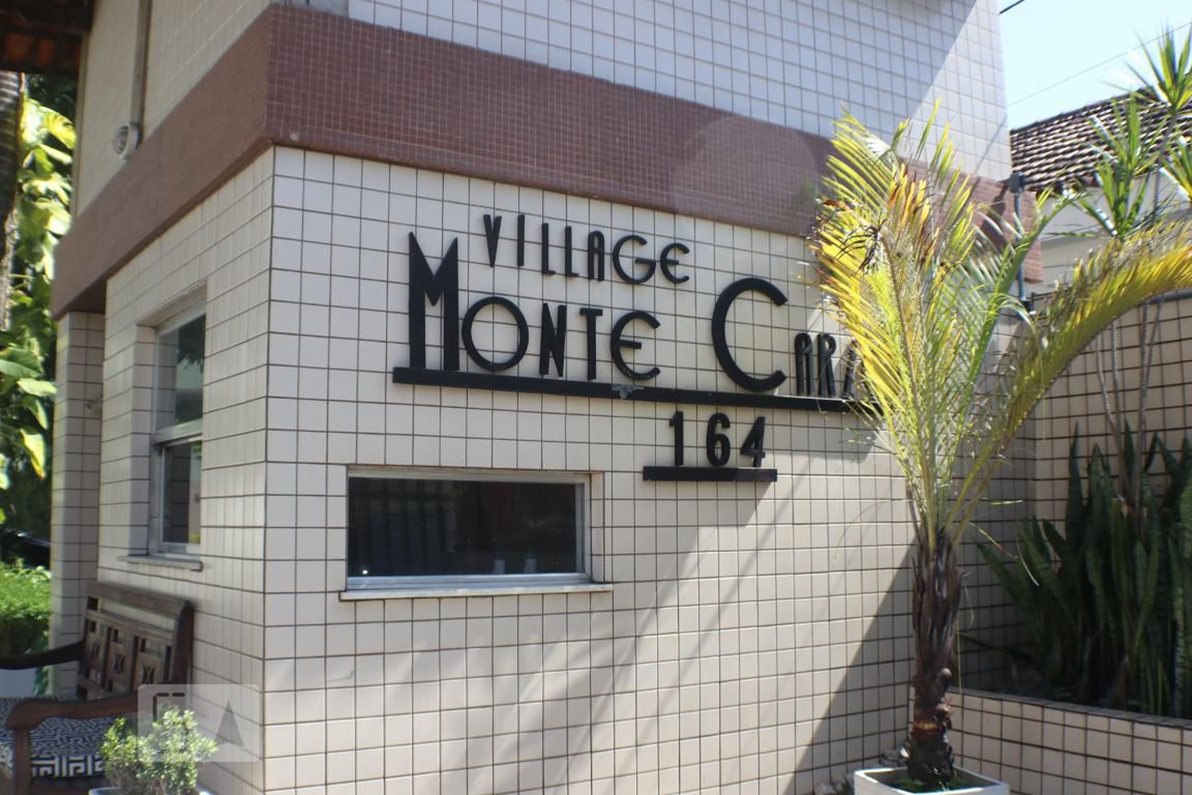 Fachada do Condomínio Condomínio Village Monte Carlo