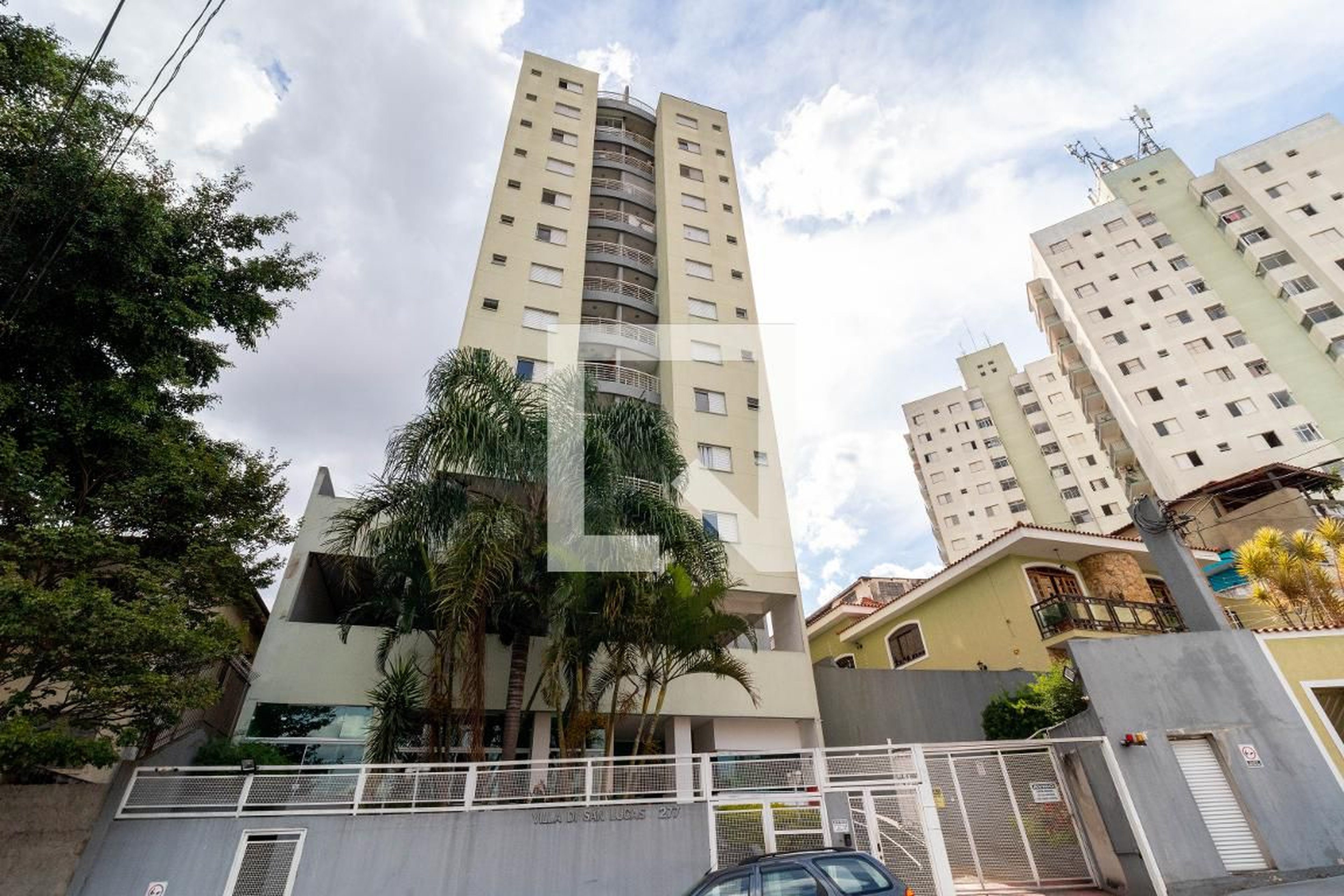 Fachada Condomínio em Rua Rubens de Souza Araújo, 27