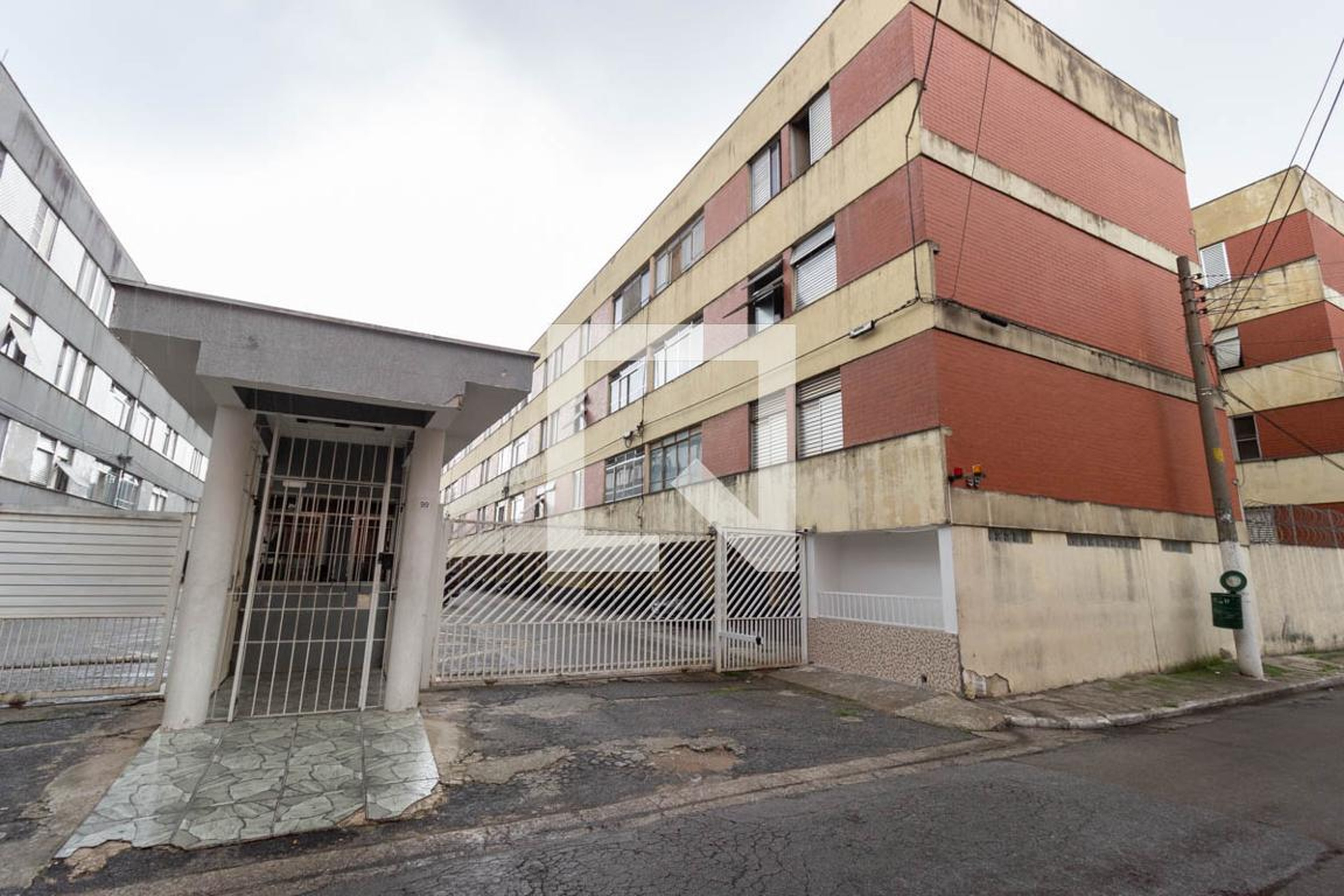 Fachada Condomínio em Rua Ângelo Aloísio, 11