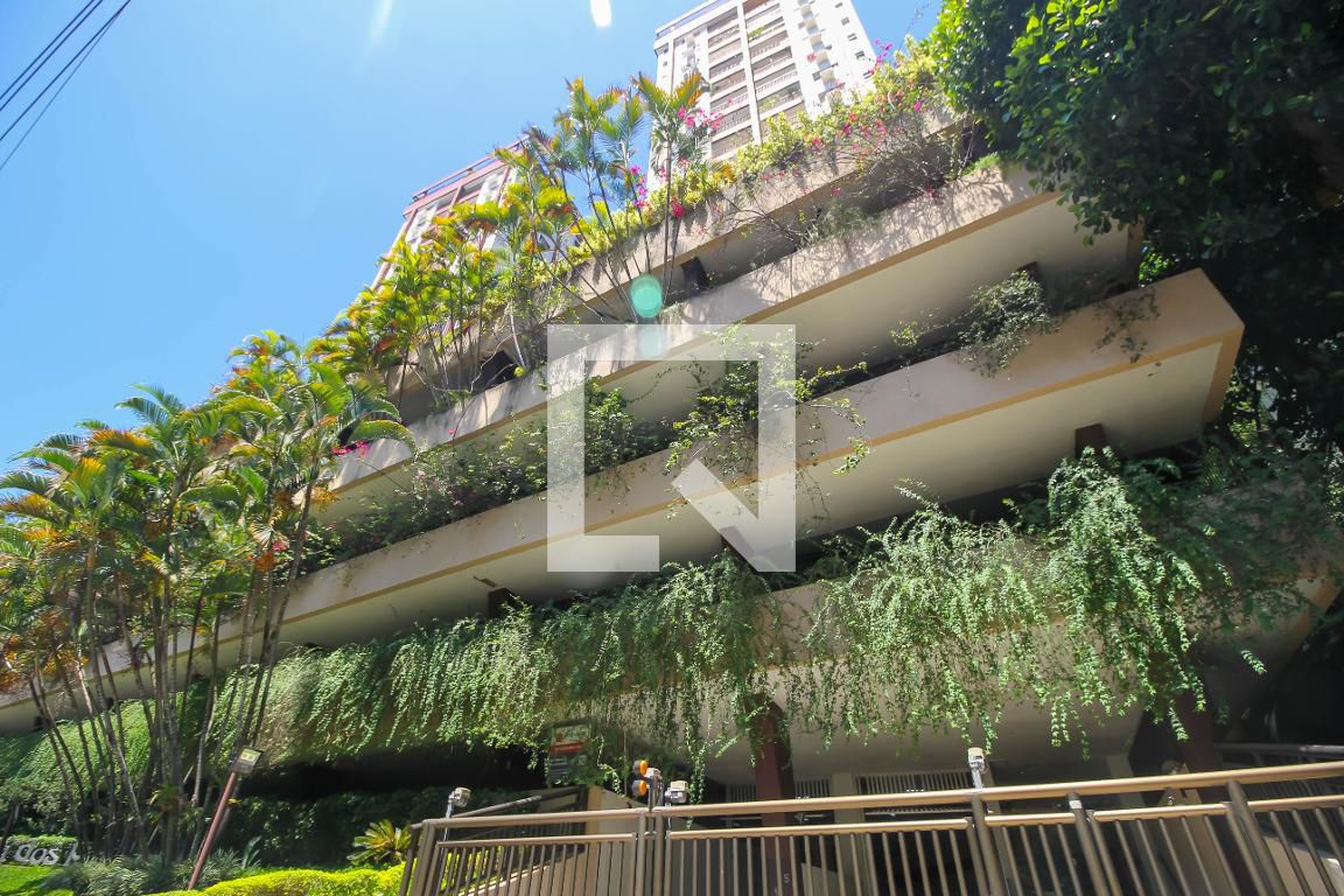 Fachada do Condomínio Condomínio Chácara dos Pinheiros