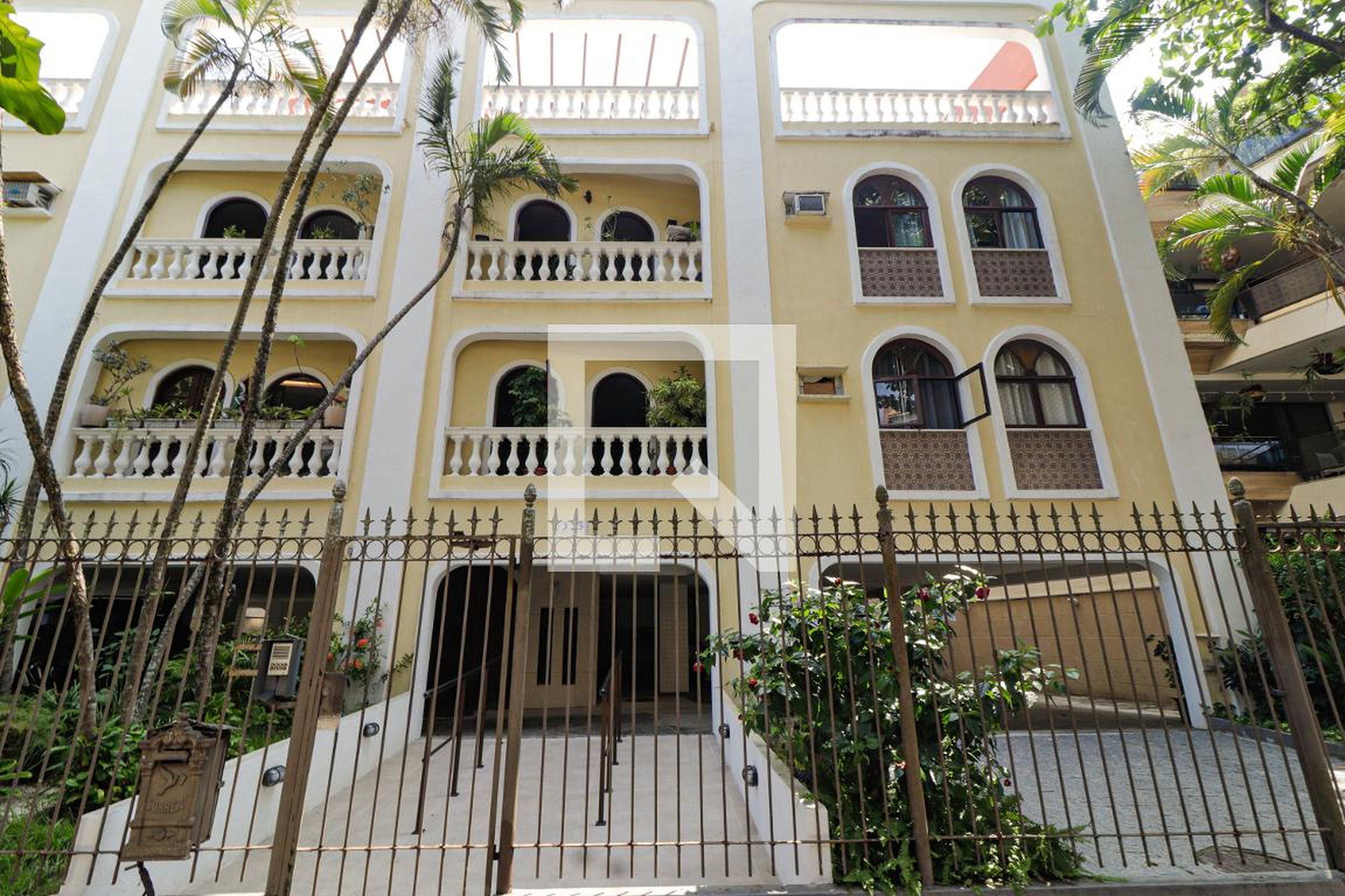 Fachada Condomínio em Rua General Ivan Raposo, 335