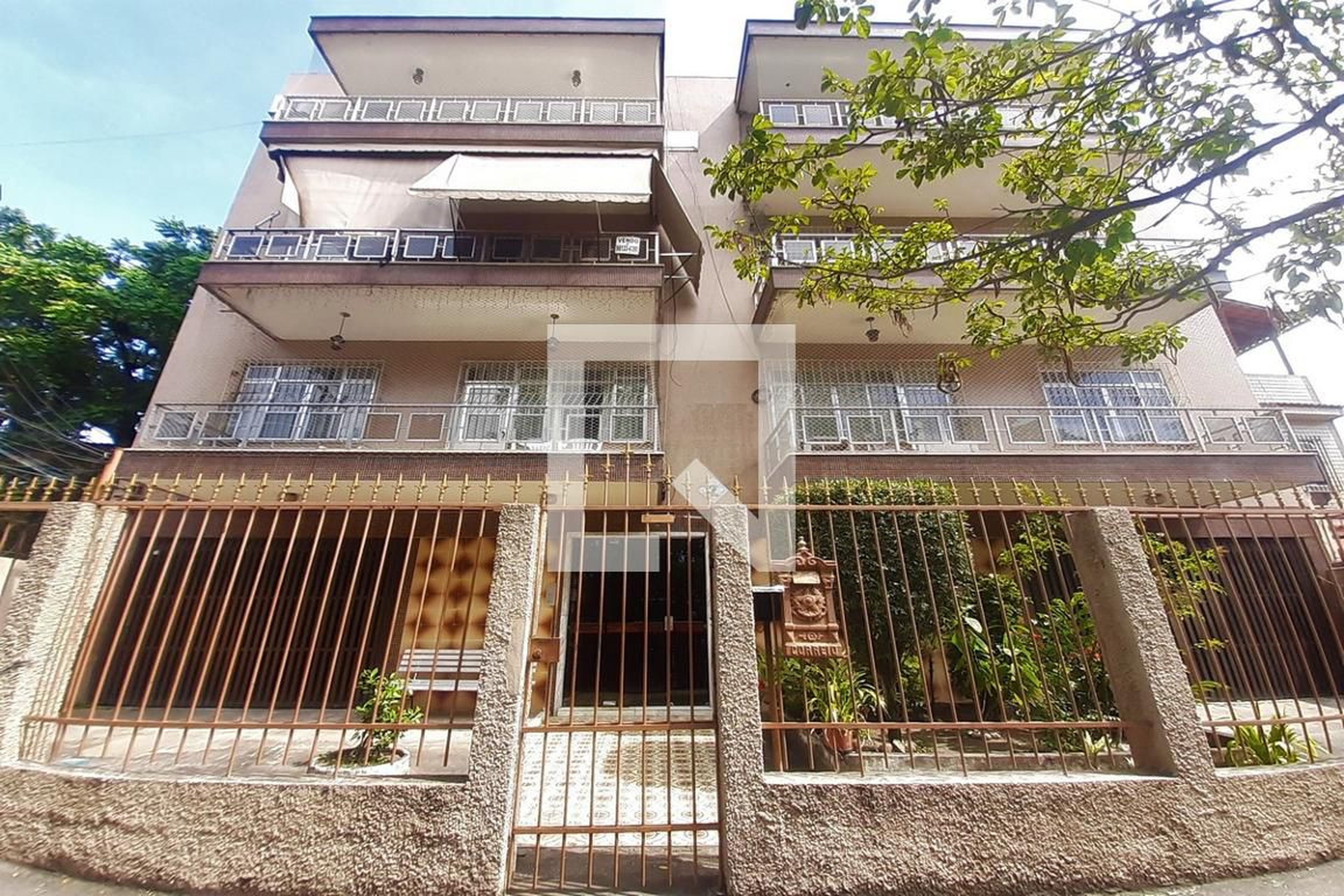 Fachada Condomínio em Rua Engenheiro Francisco Passos, 142