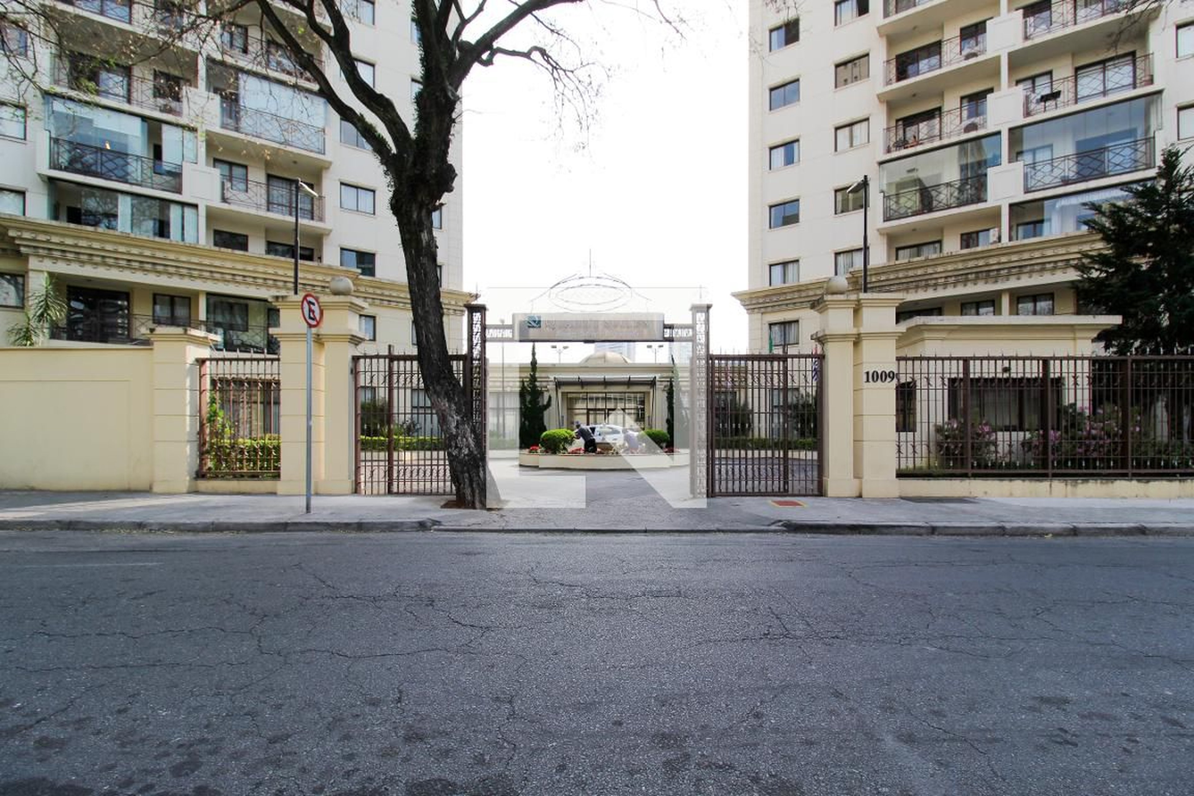 Fachada Condomínio em Rua Alvorada, 1036