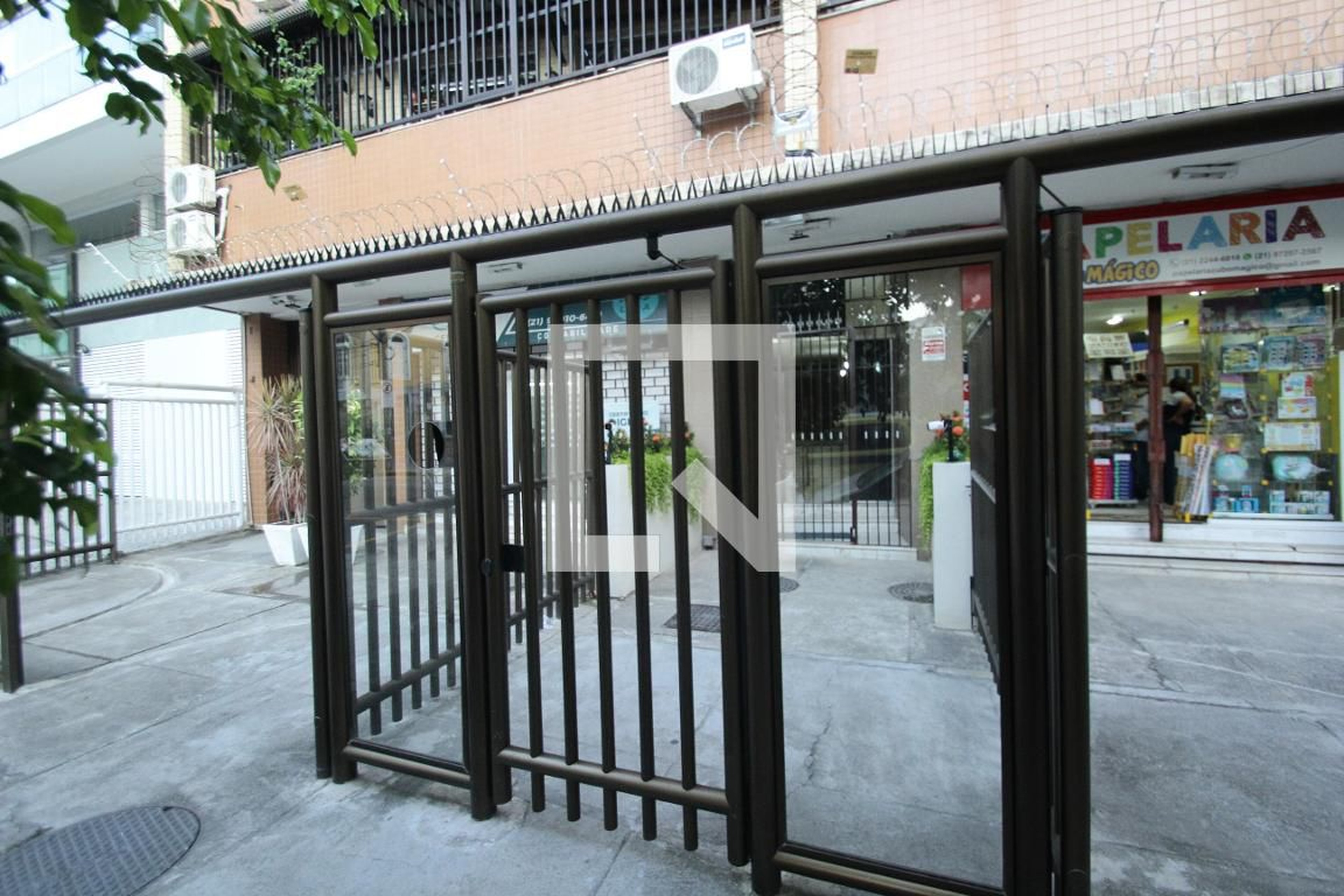 Entrada do Prédio - Quietude