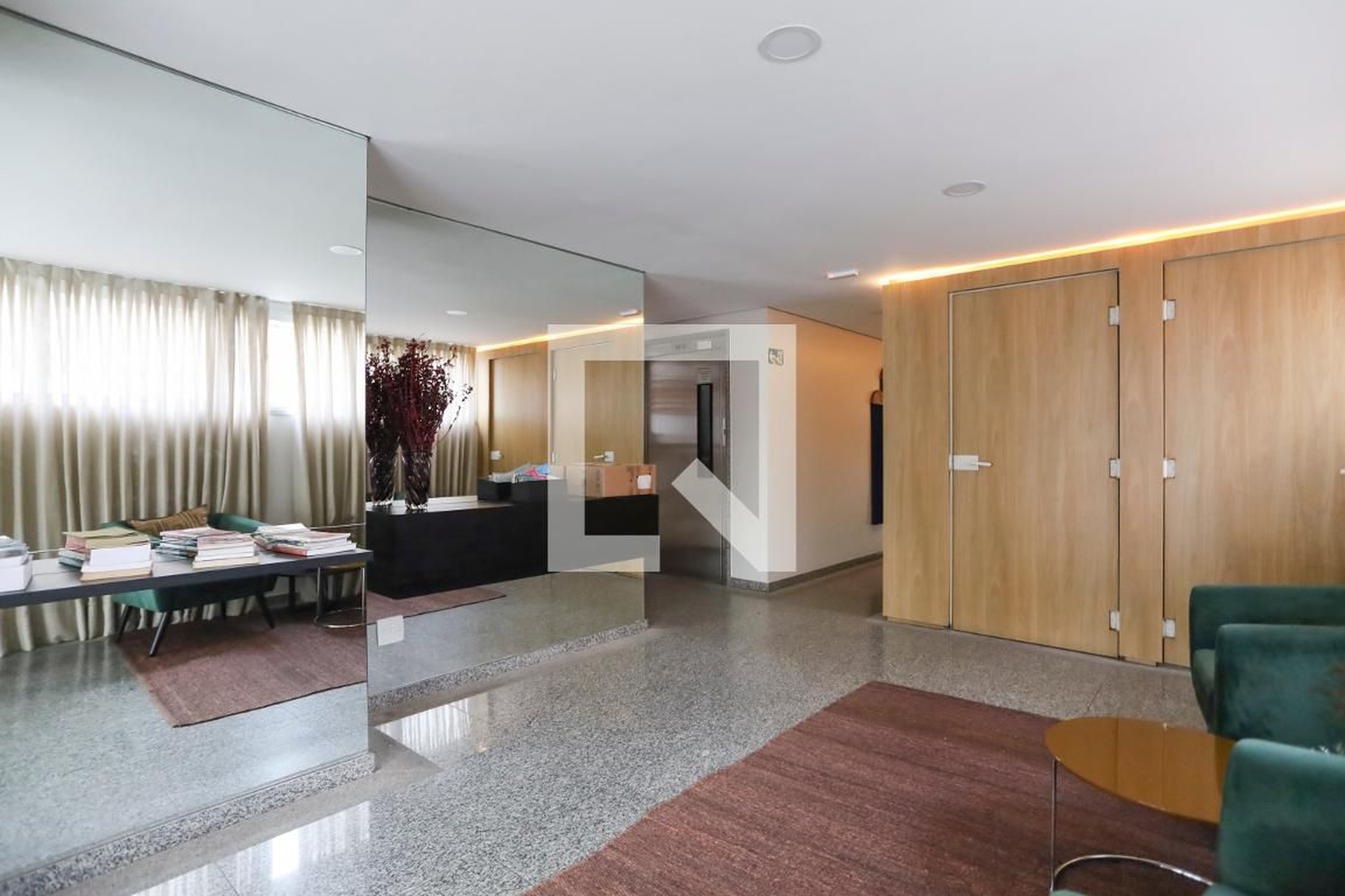 Hall Social - Manhatam Home