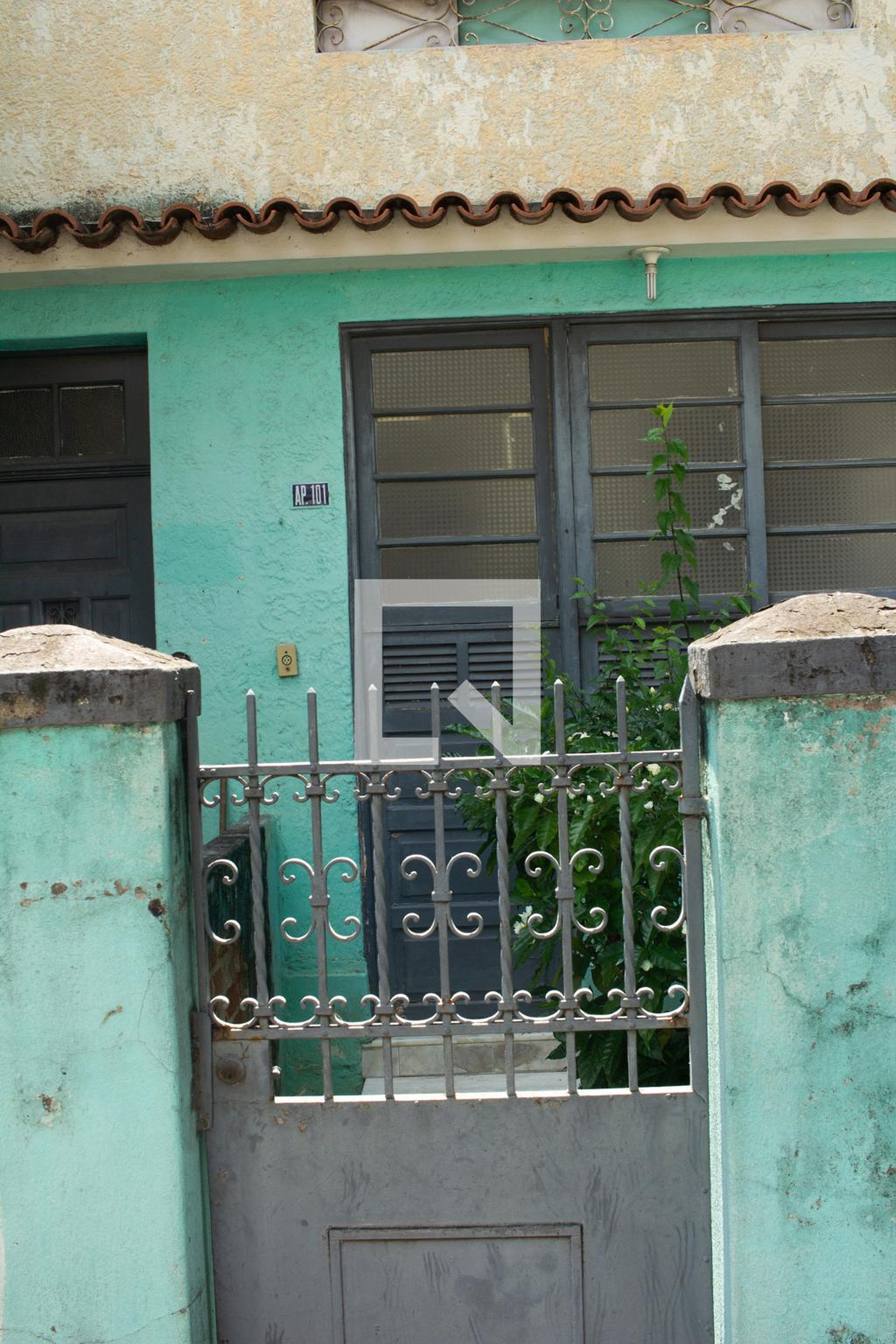 Fachada Condomínio em Rua Francisco Bernardino, 52