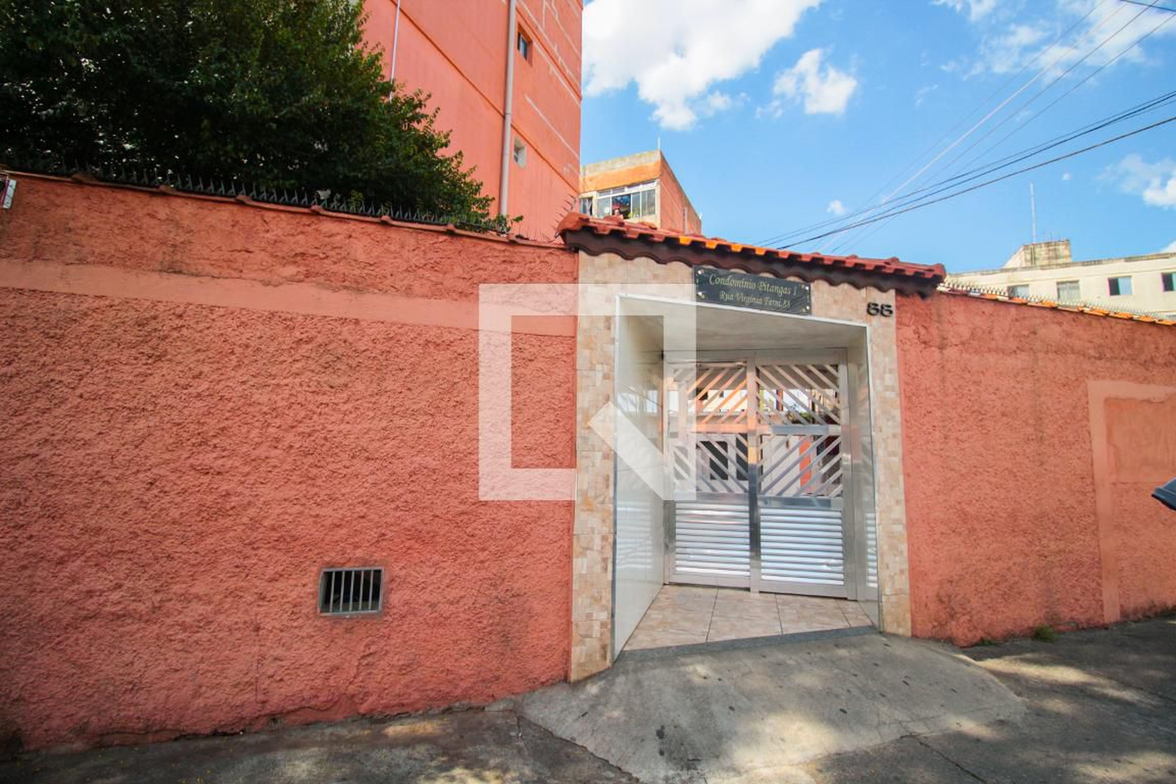 Fachada do Condomínio Condomínio Pitangas I