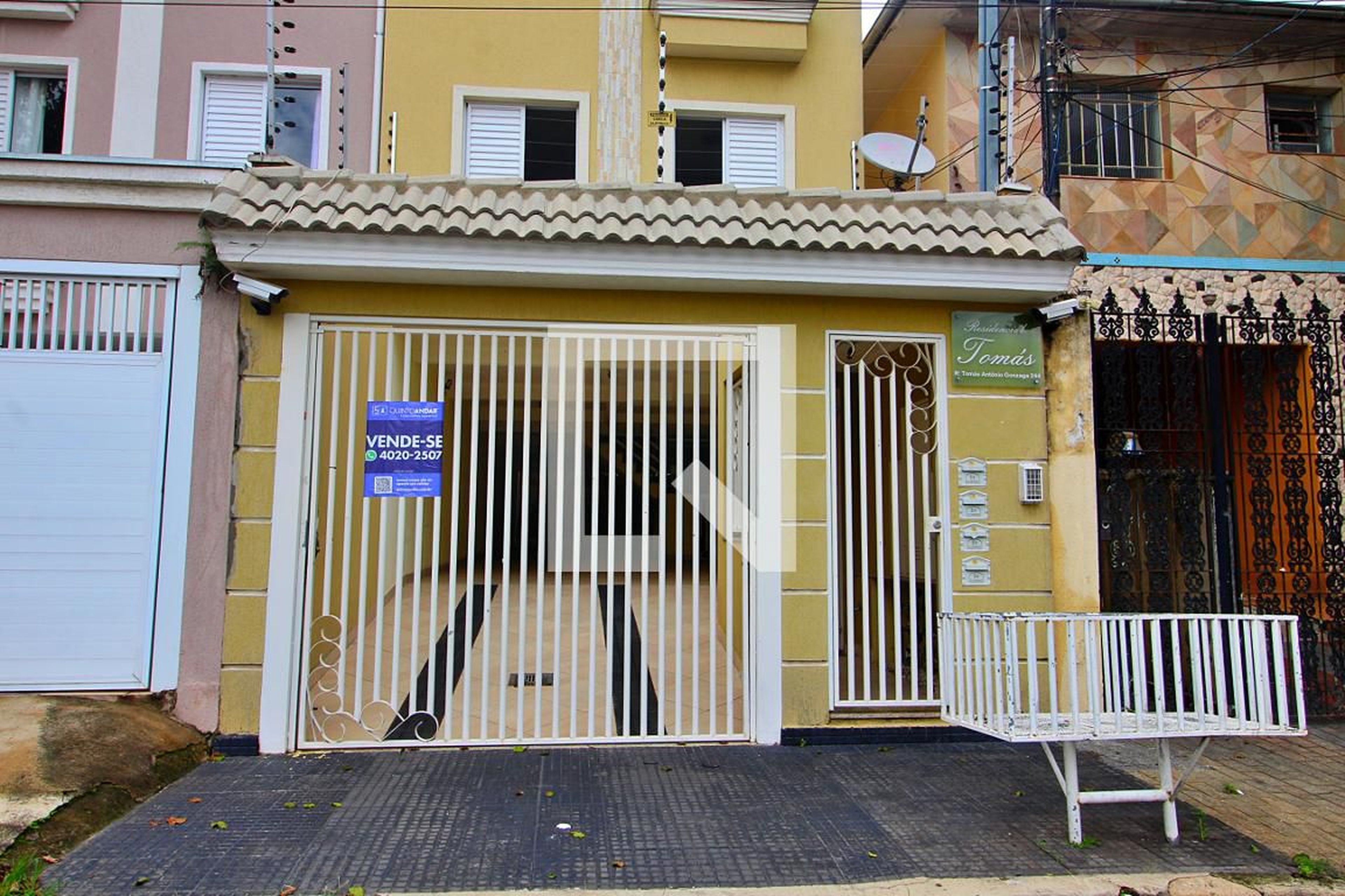 Fachada Condomínio em Rua Tomás Antônio Gonzaga, 244