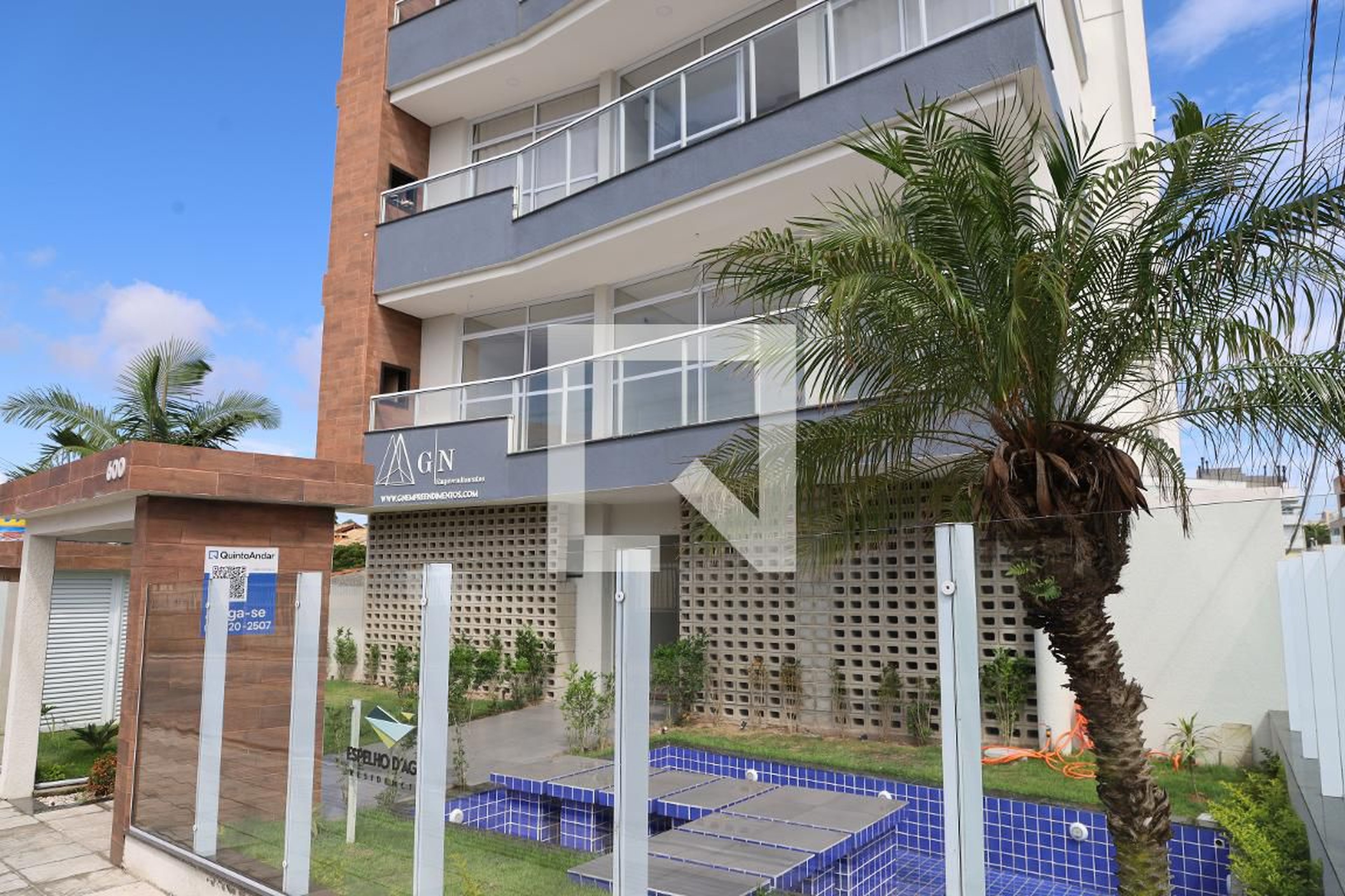 Fachada Condomínio em Estrada Vereador Onildo Lemos, 103