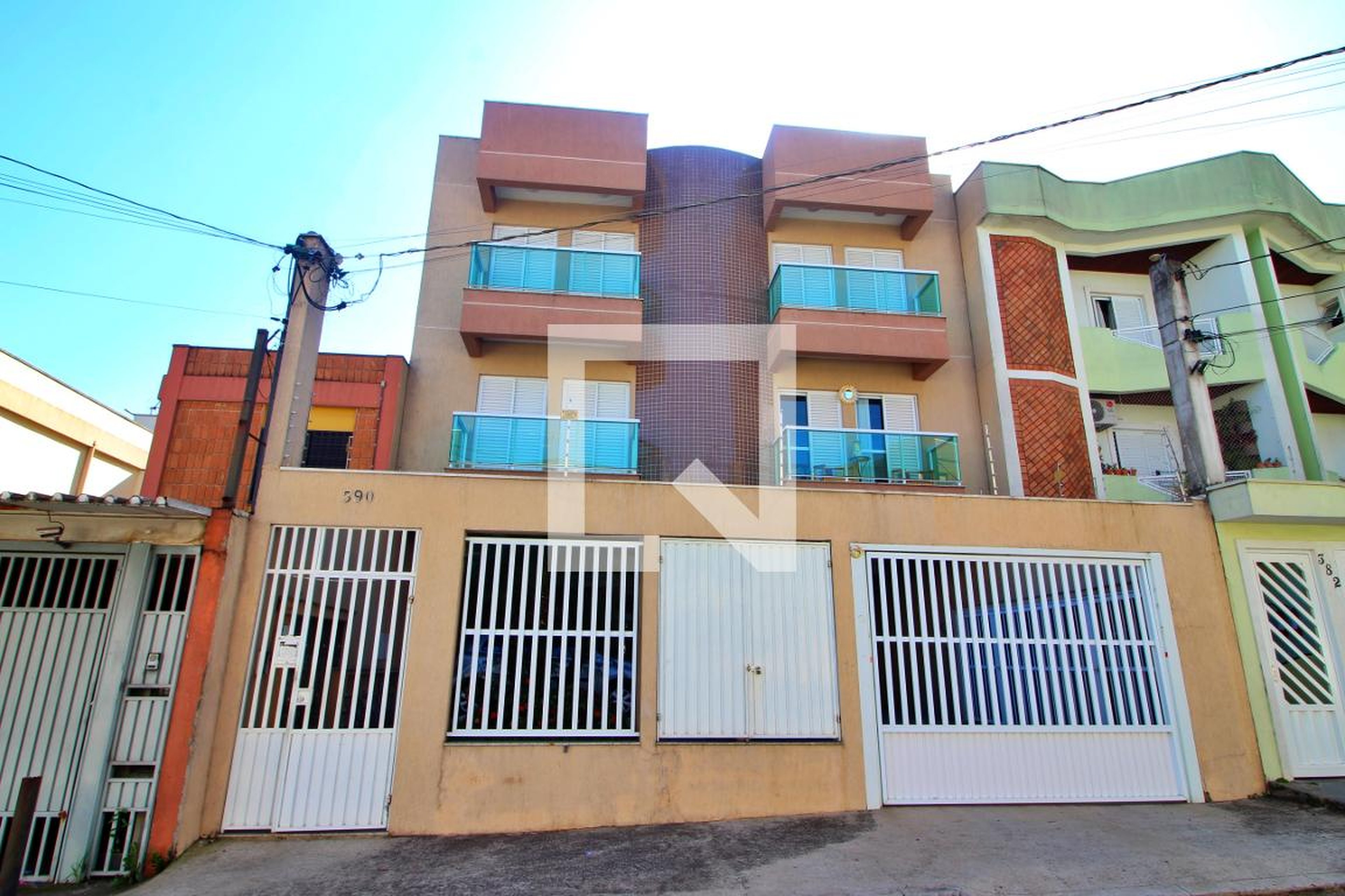 Fachada Condomínio em Rua Adolfo Laves, 390