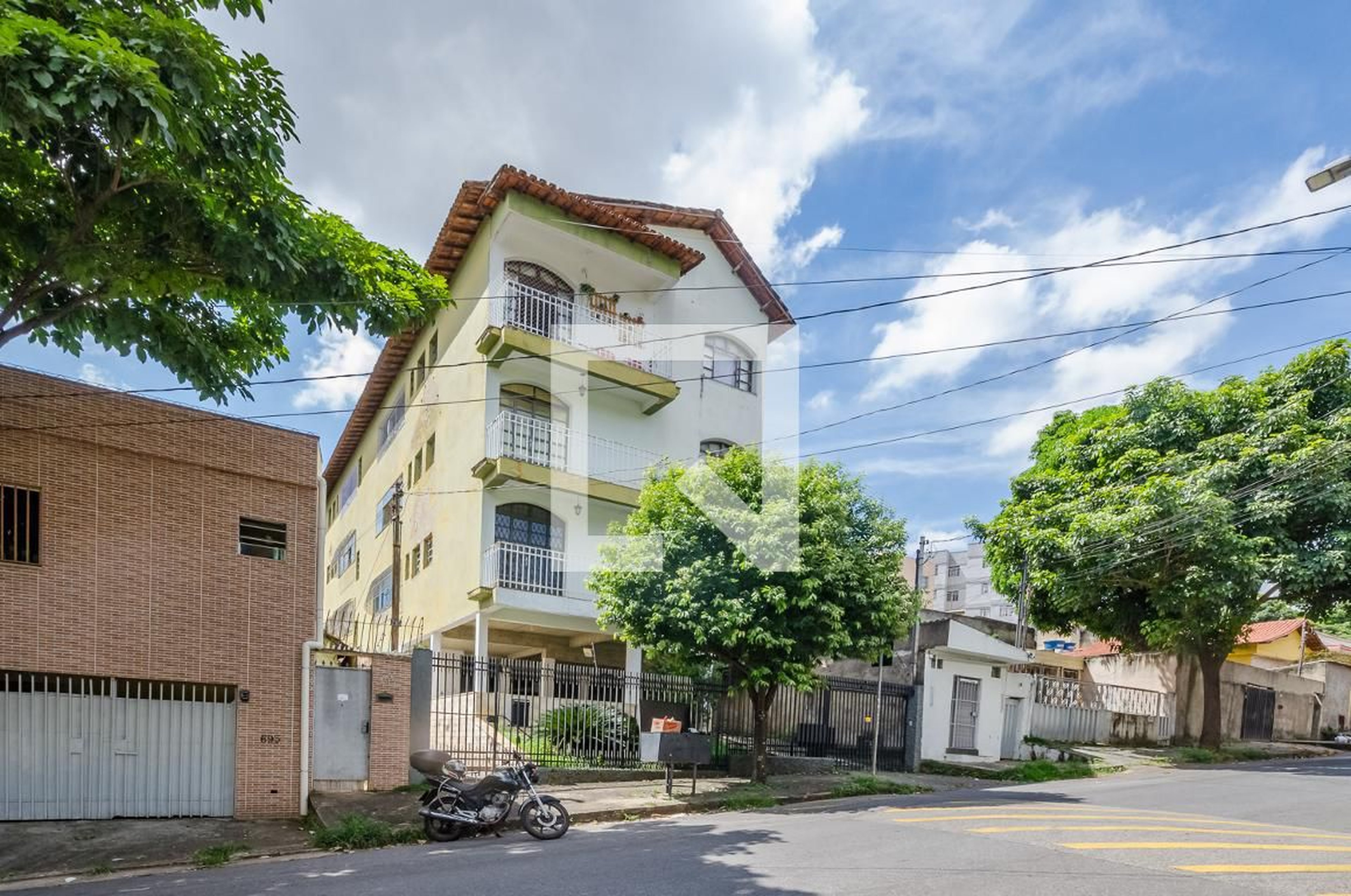 Fachada Condomínio em Rua Carmelita Prates da Silva, 709