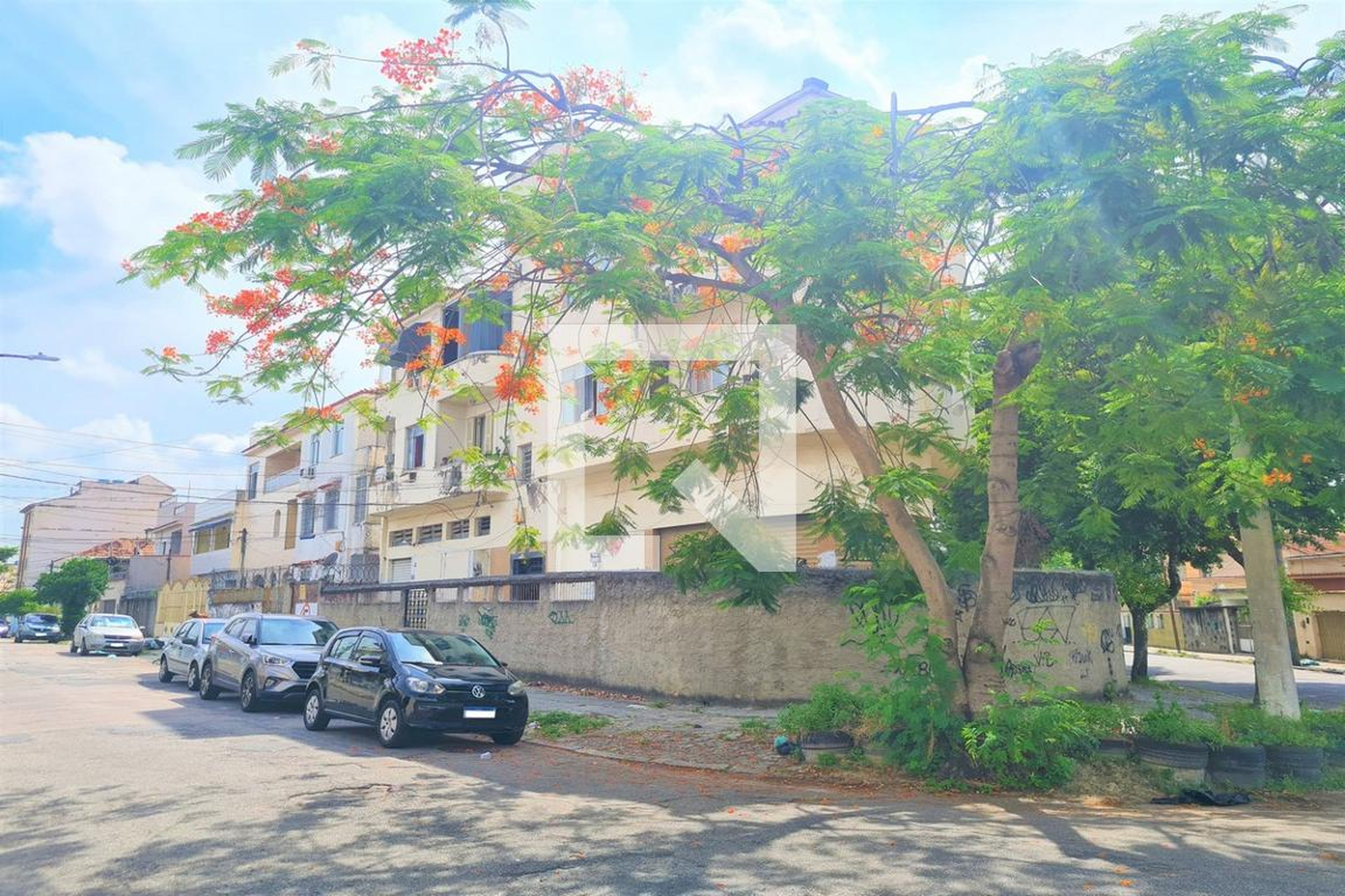 Fachada Condomínio em Rua Carlos Costa, 41