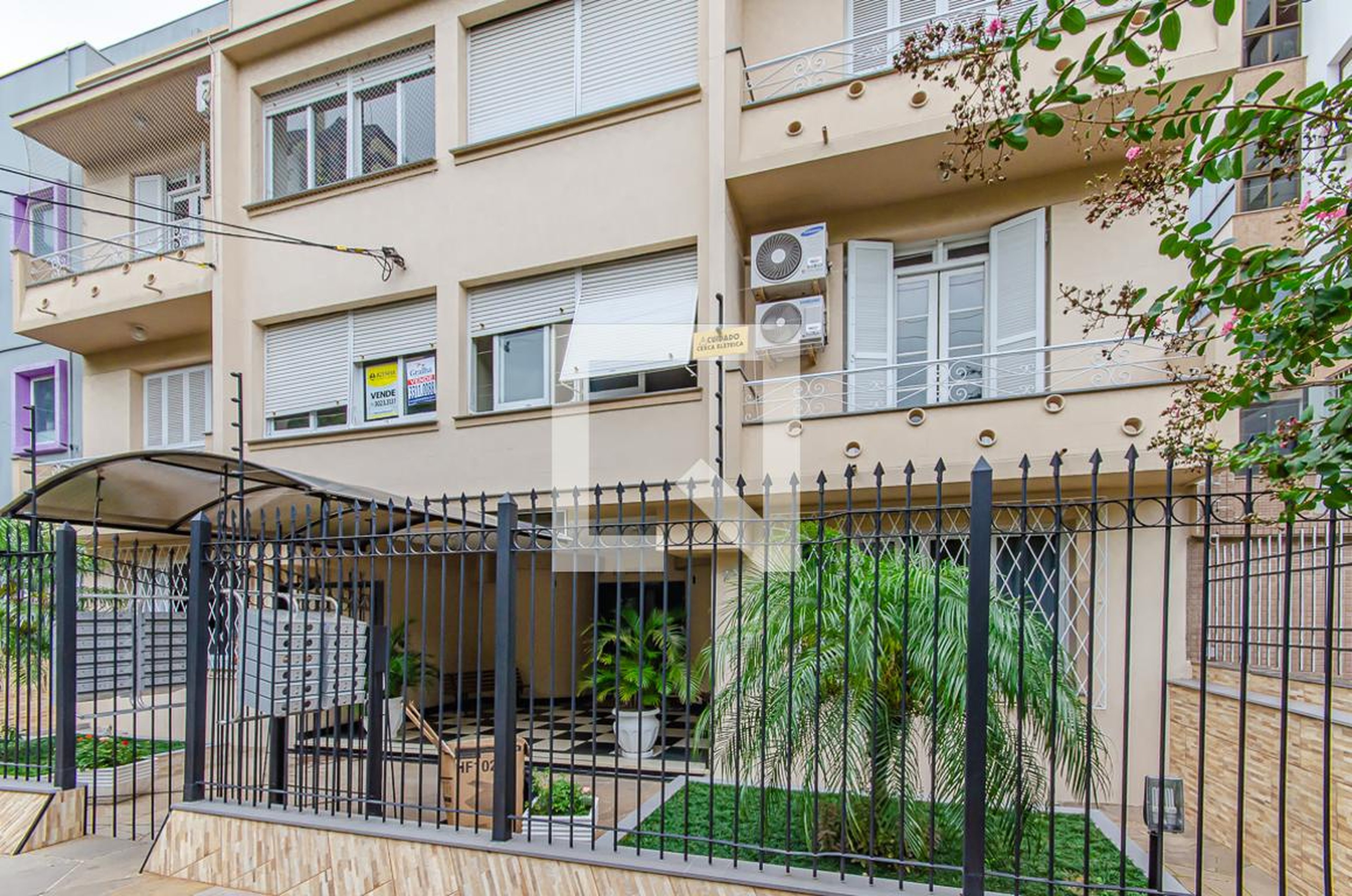 Fachada do Prédio Condomínio em Rua Domingos Crescêncio, 250