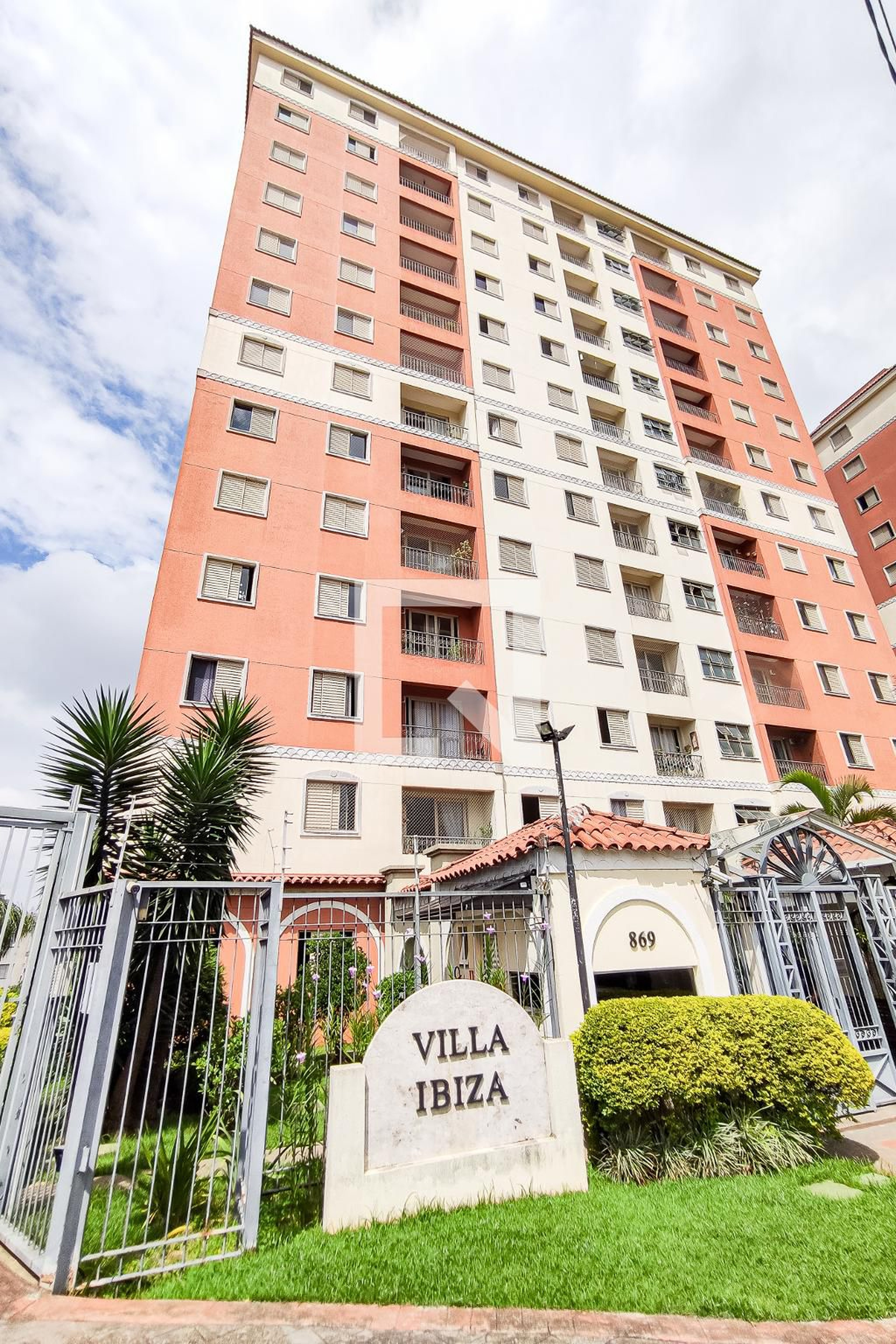 Fachada Condomínio em Rua das Grumixamas, 689