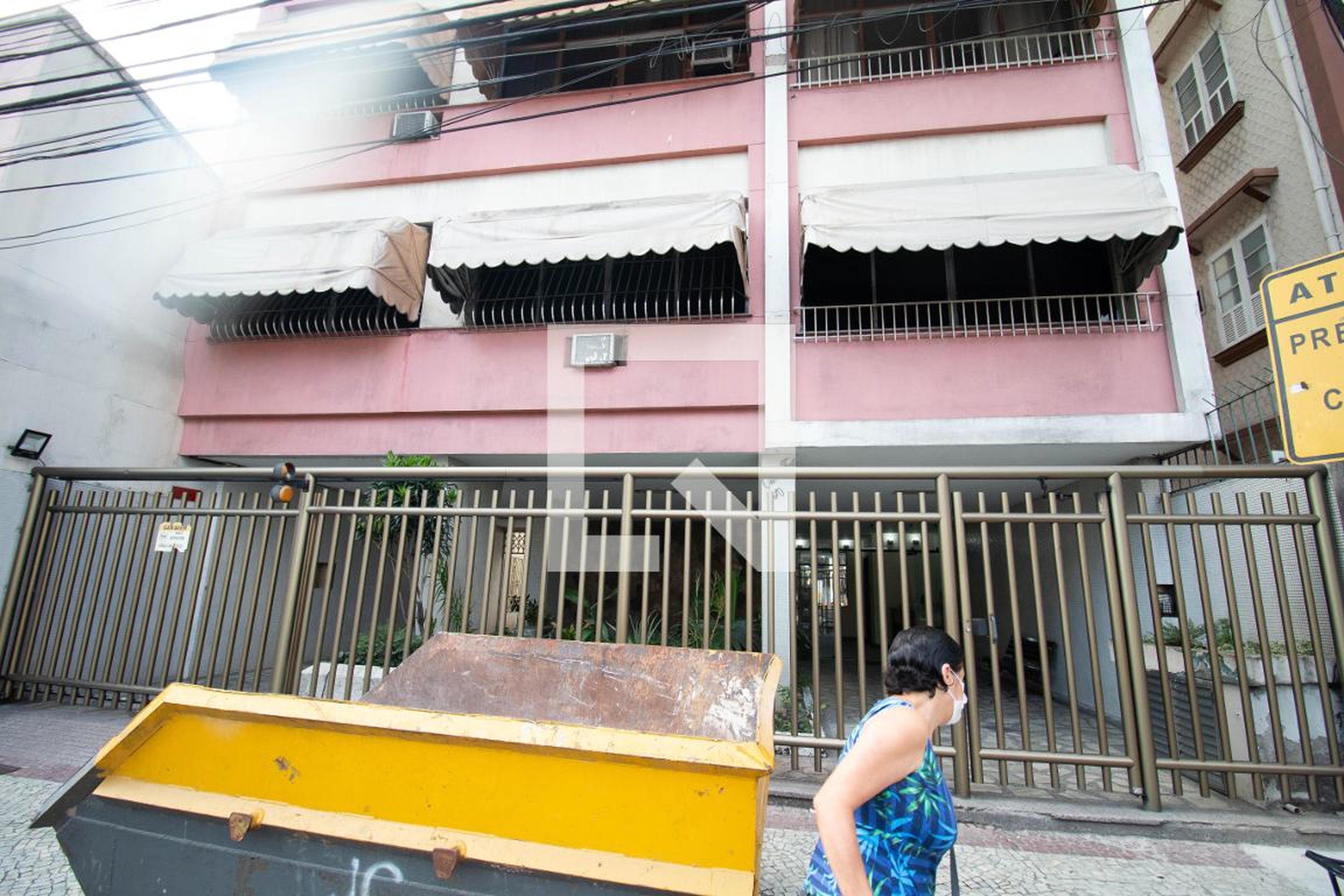 Fachada Condomínio em Rua Miguel de Frias, 230