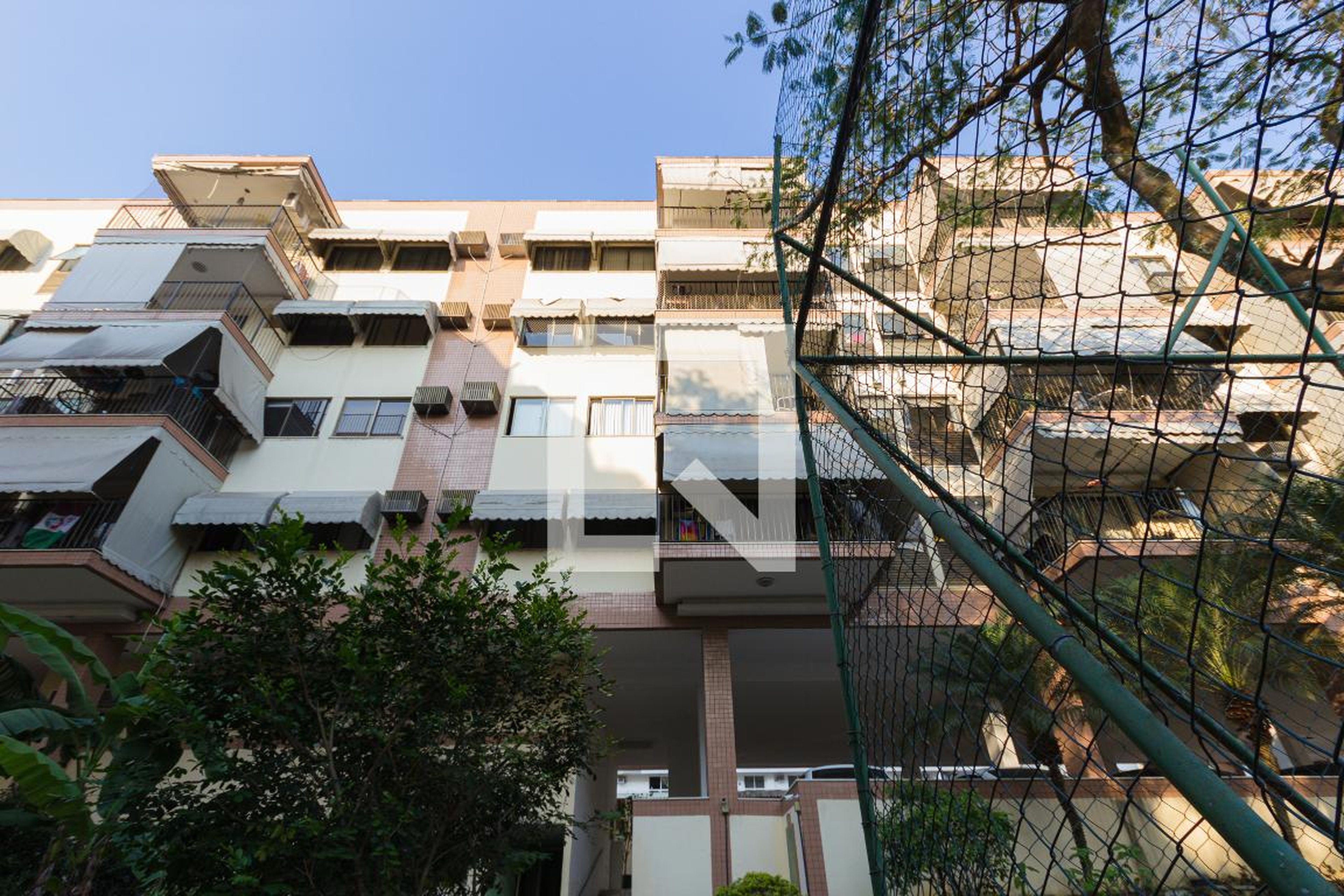 Fachada Condomínio em Rua Comandante Rubens Silva, 671