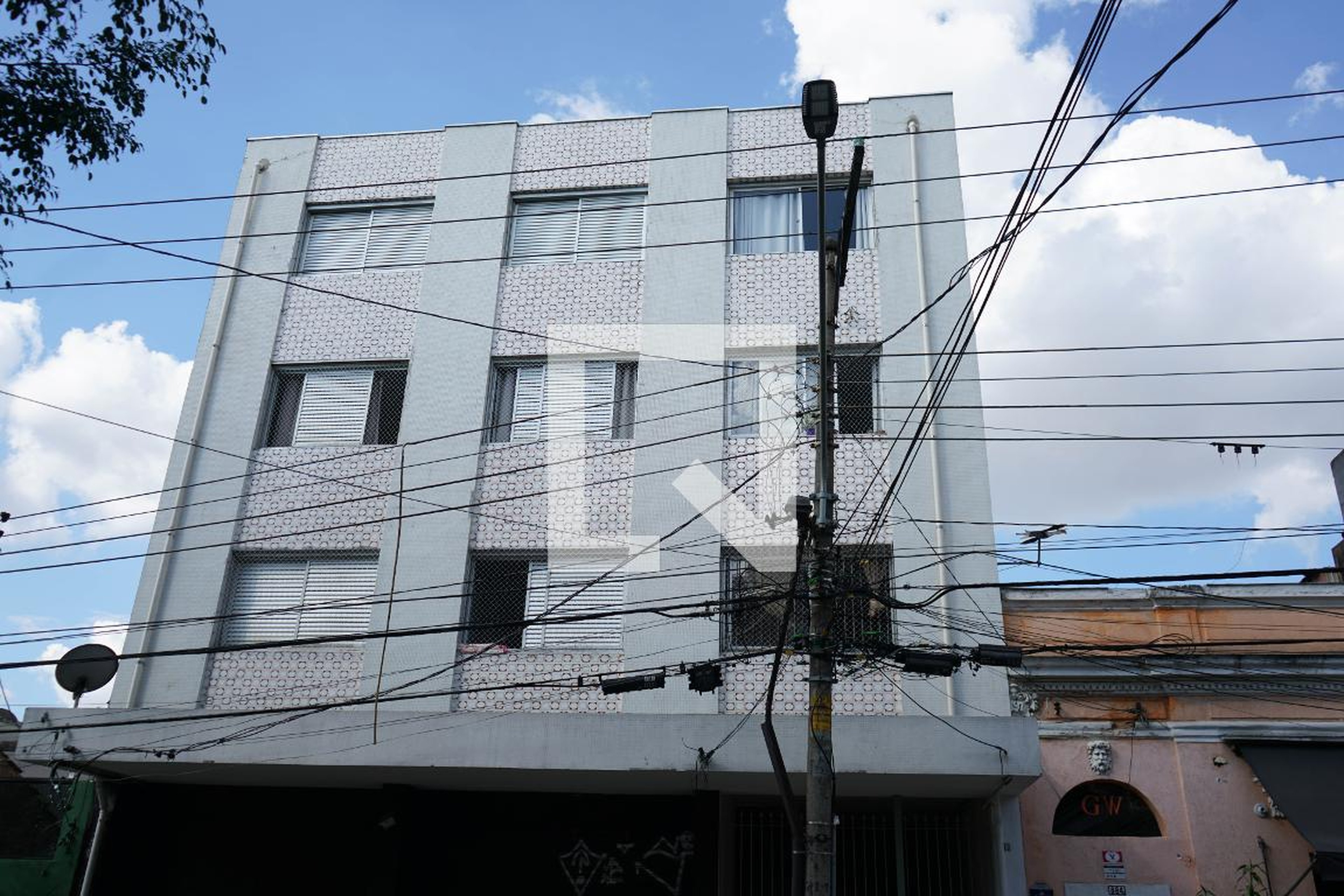 Fachada Condomínio em Rua Vitorino Carmilo, 856