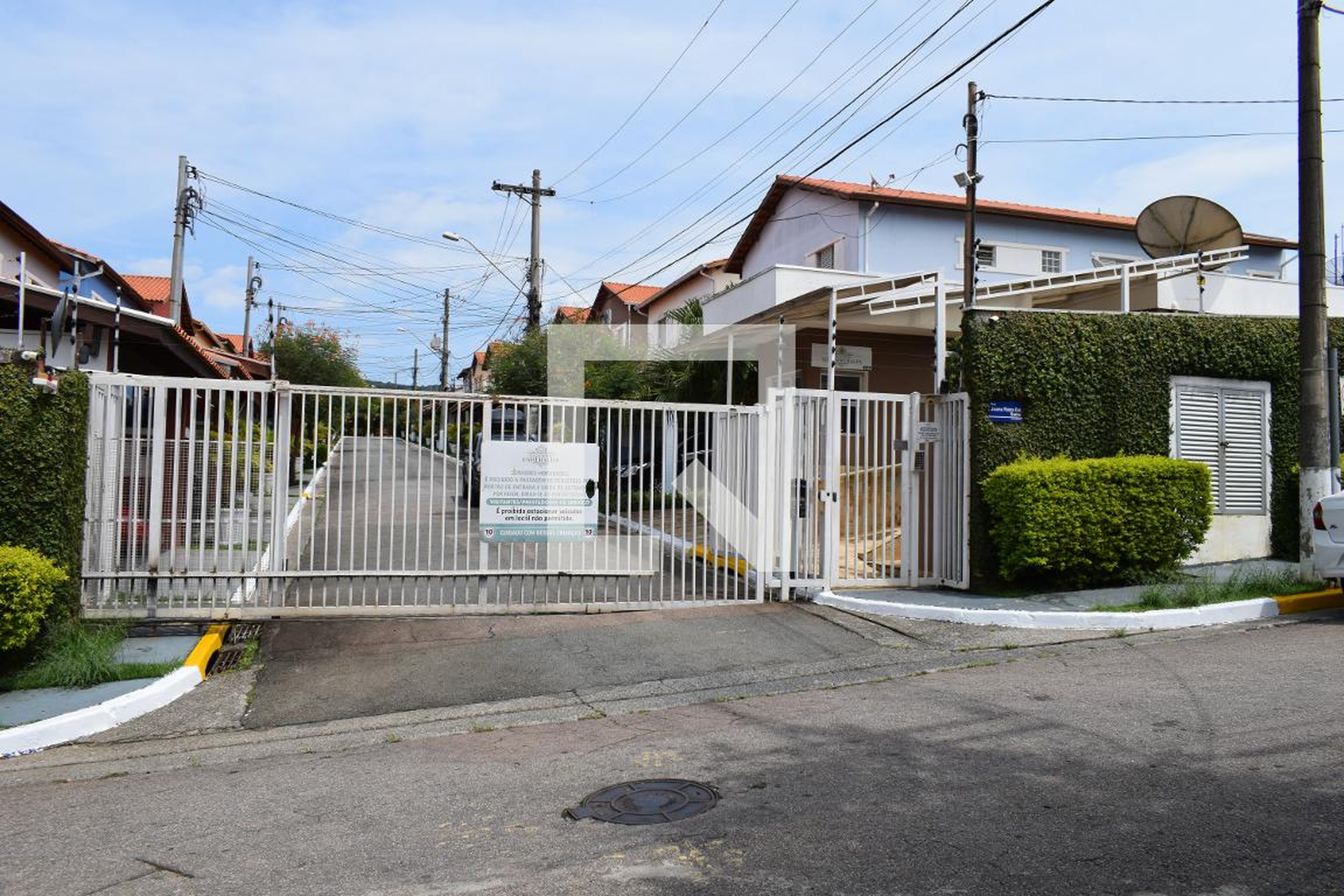 Fachada do Condomínio Condomínio Vila Esmeralda